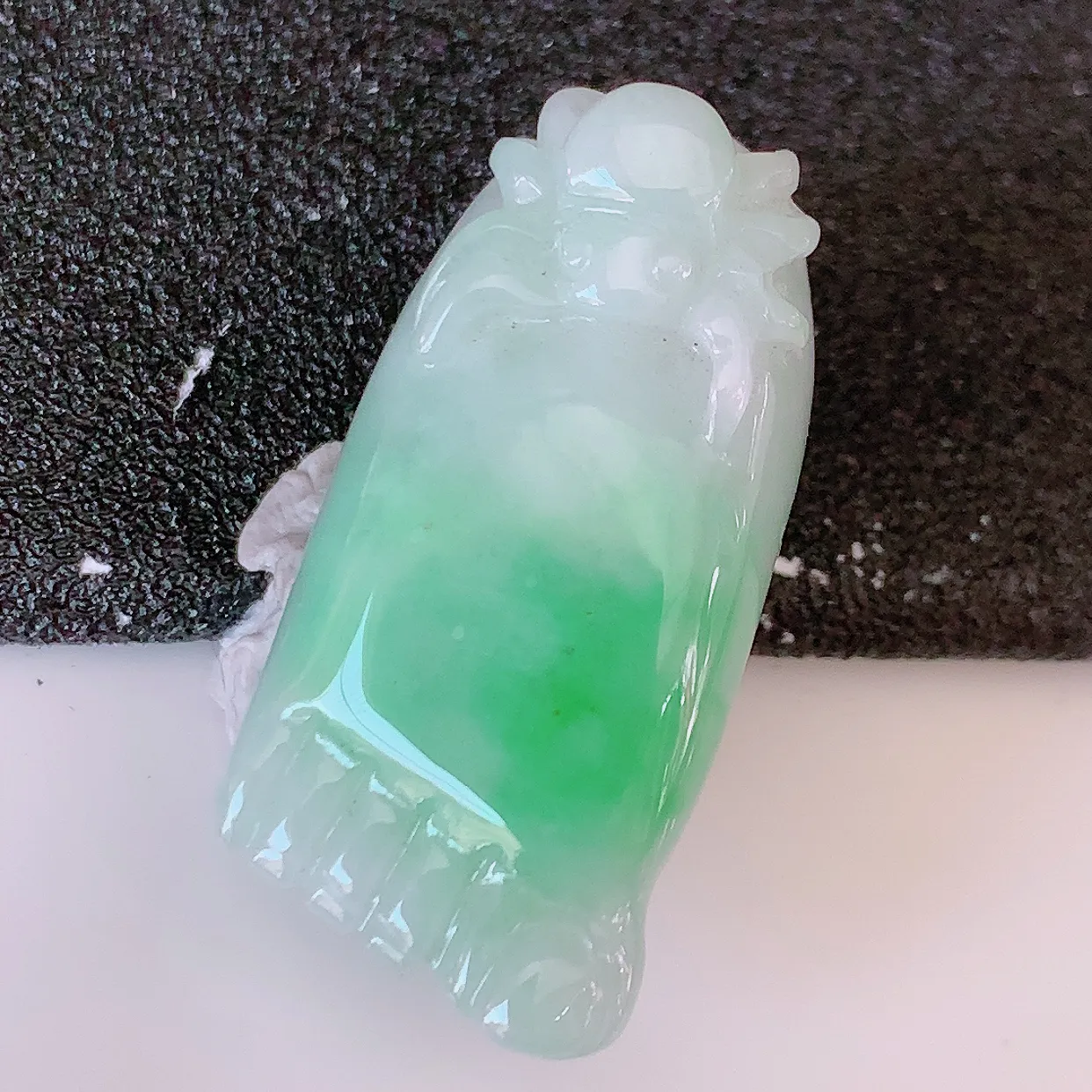 自然光实拍，冰润飘绿翡翠知足常乐吊坠，种老水足，雕工精湛 ，寓意美好，佩戴时尚出众！#87.27