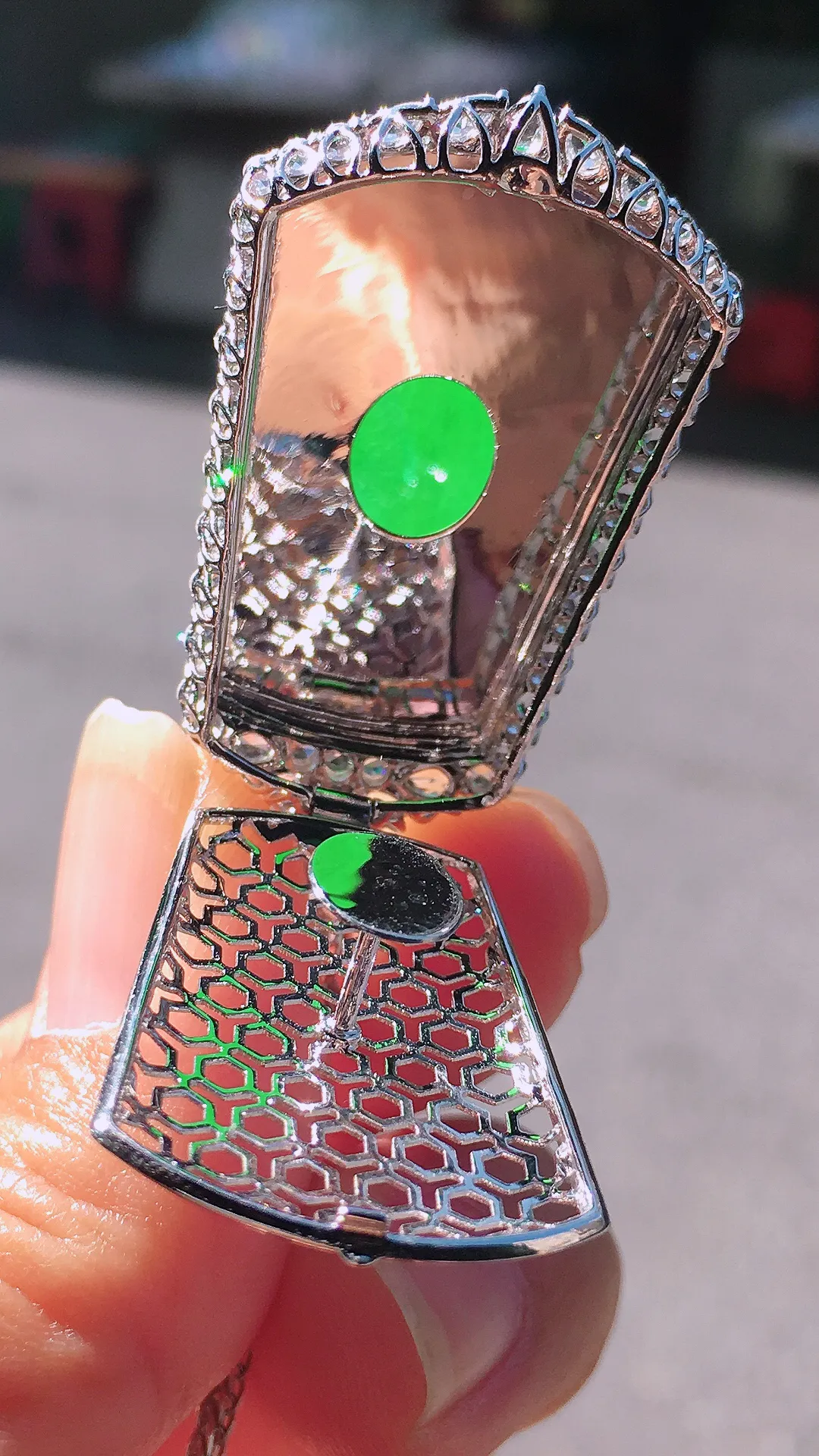 阳绿无事牌吊坠，色泽均匀艳丽，玉质细腻，荧光感超
强，饱满圆润，尽显优雅气质，18k
金豪华镶嵌