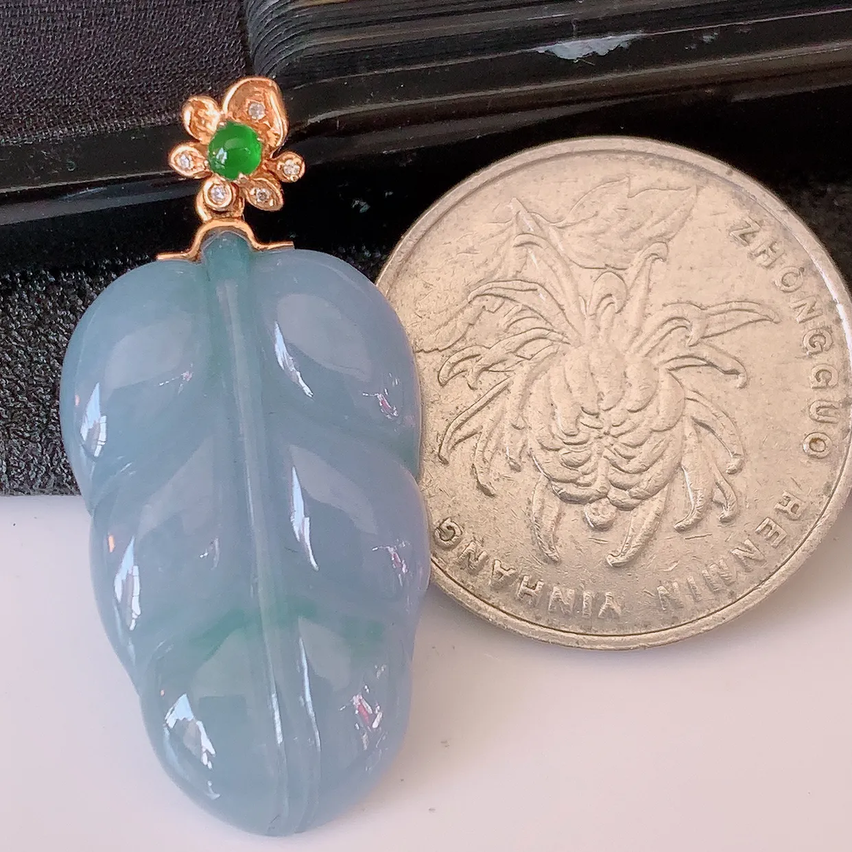 自然光实拍，18K金镶嵌紫罗兰翡翠叶子吊坠，寓意“大业有成，一夜成名，金枝玉叶”水润叶子，翡翠叶子，清秀高雅，性价比超值！#00.25整体35.5裸石27.5*16.5*5.5