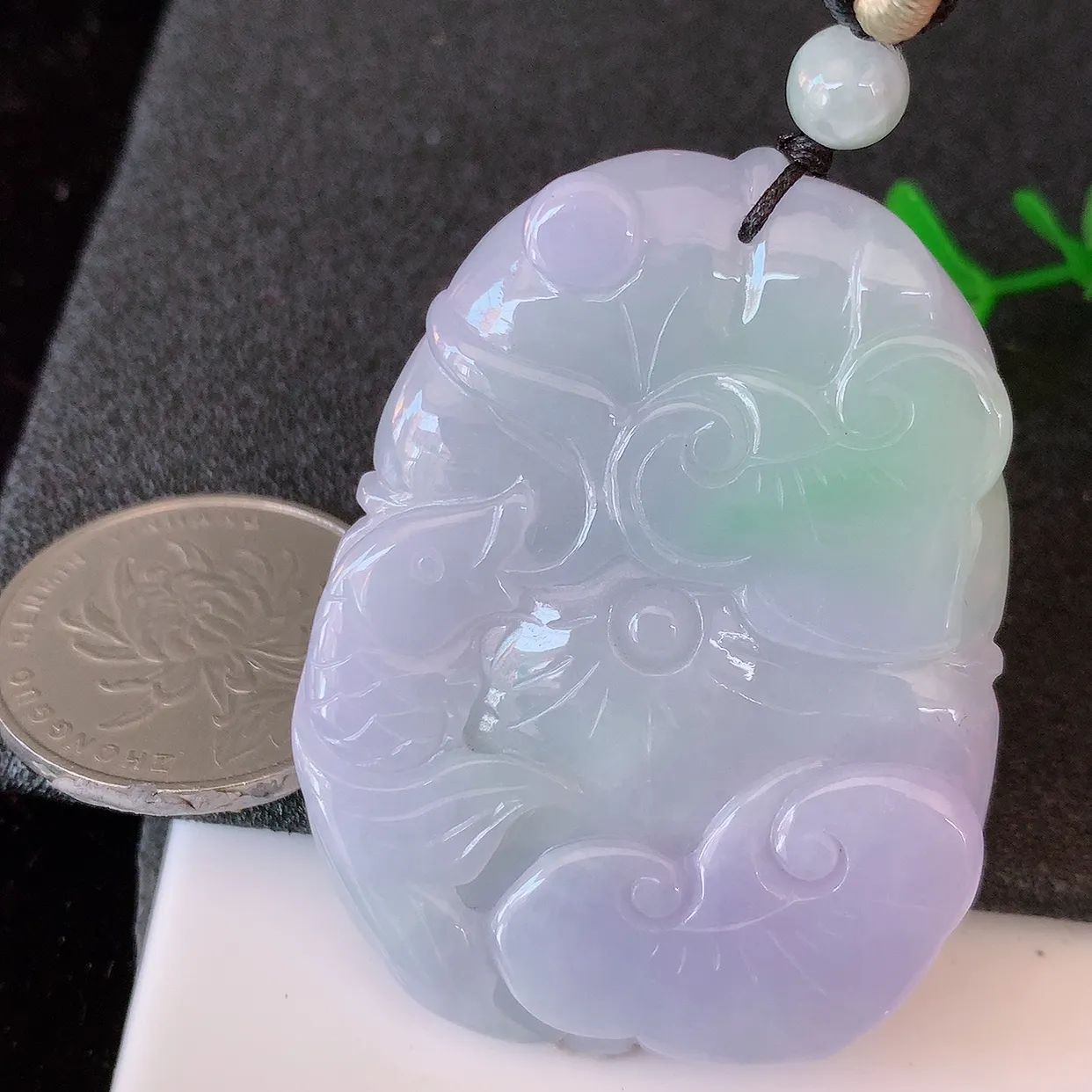 自然光实拍，冰润春带彩翡翠年年有余，自由自在玉吊坠，寓意财源广进，雕工婉约，栩栩如生，佩戴优雅迷人！#46.25