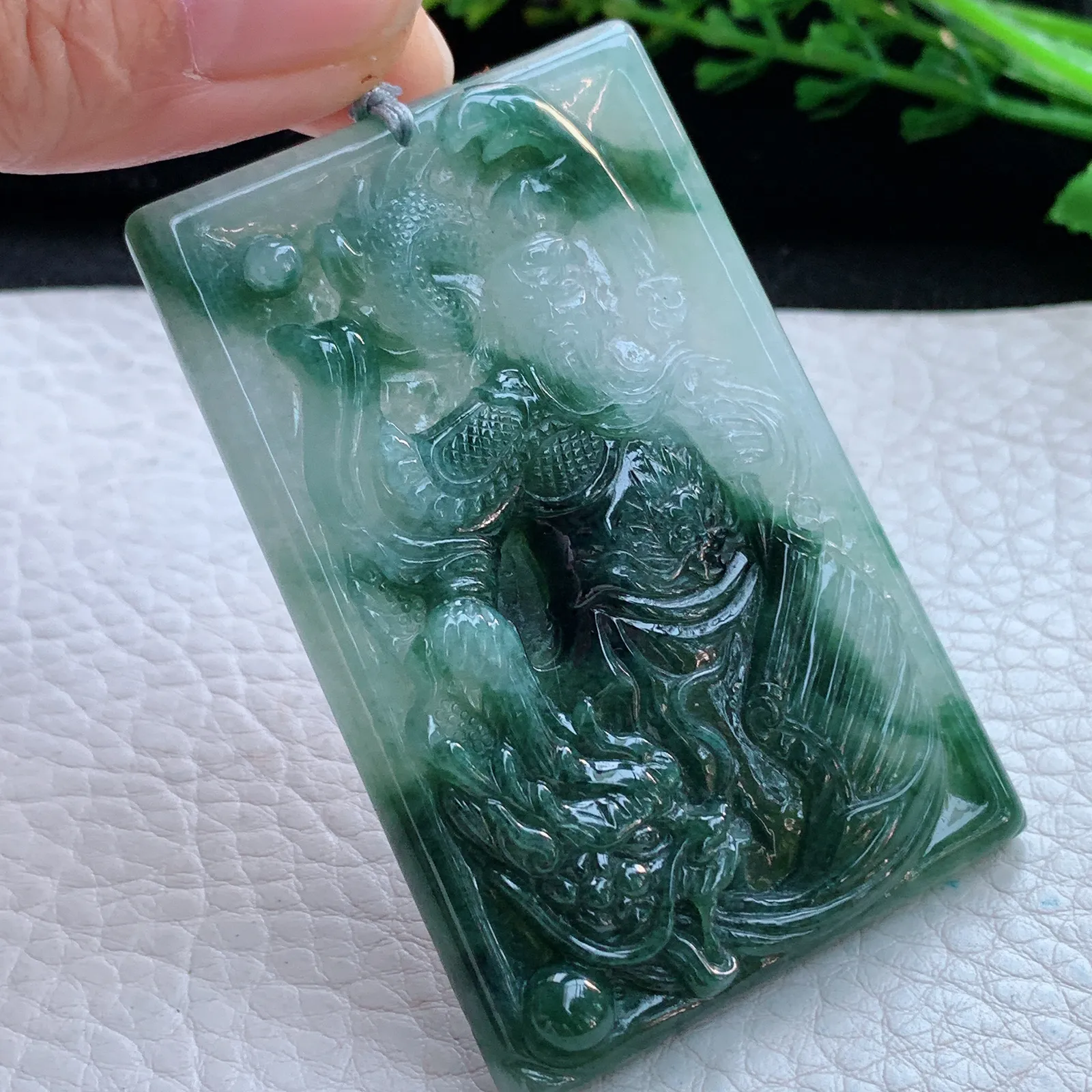 rp自然光65.2*42.6*6.8缅甸翡翠精雕冰飘花御龙关公玉吊坠 玉挂件