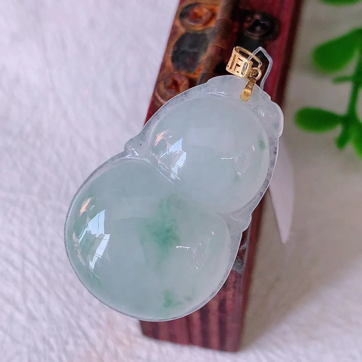 18K金镶嵌冰种飘花翡翠葫芦吊坠，葫芦寓意福禄双全，财源滚滚，佩戴效果优雅迷人！#49.27