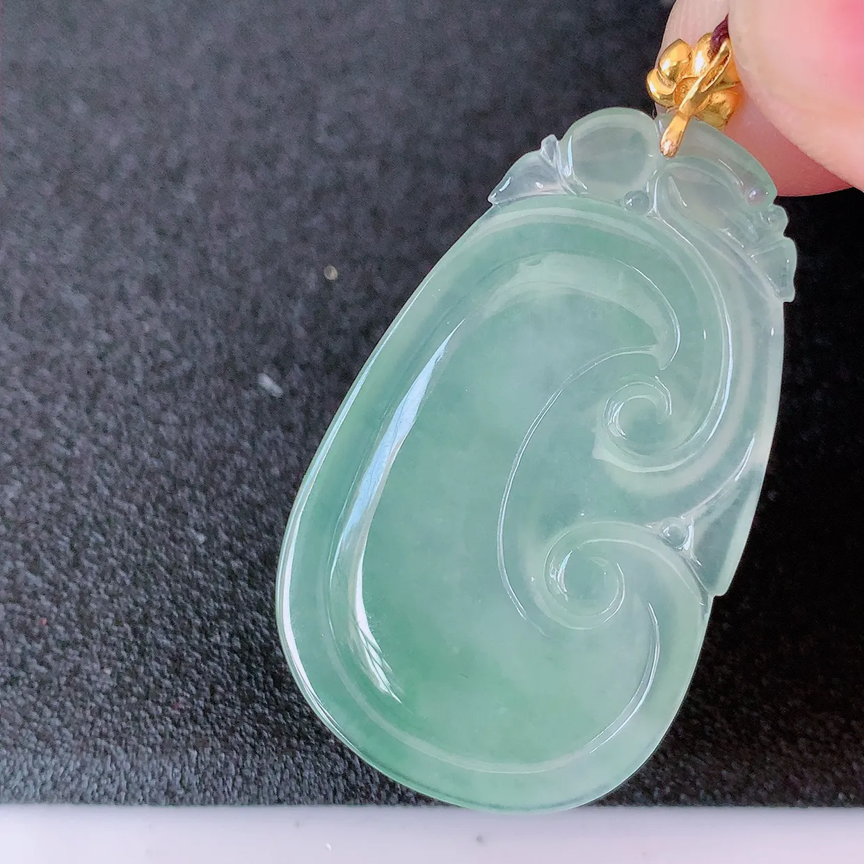 18K金镶嵌冰种飘花翡翠如意吊坠，简单的镶嵌设计、让玉坠百搭又精致，寓意着吉祥，事事如意！#41.27整体43.5裸裸38.5-23.5-3.8