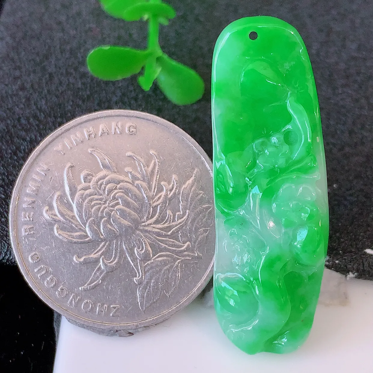 自然光实拍，冰润飘阳绿翡翠梅花吊坠，种老水足，雕工精湛 ，寓意美好，佩戴时尚出众！#57.25