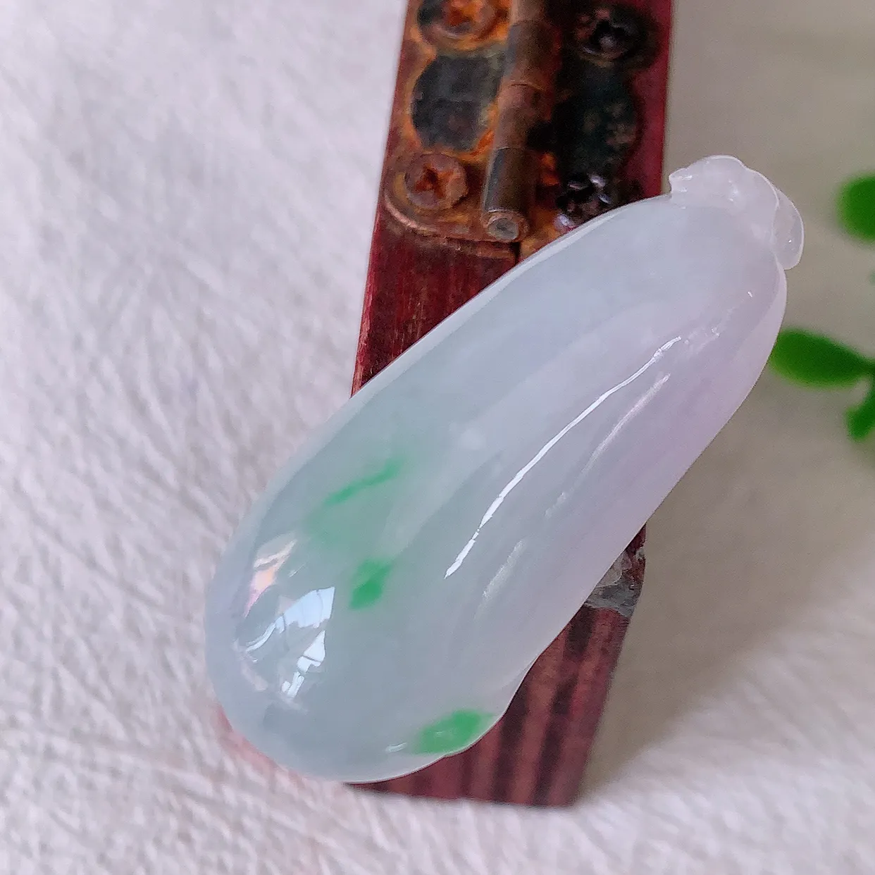 自然光实拍，水润飘阳绿翡翠招财福瓜吊坠，精美饱满福瓜，种水足，形态圆润饱满，福相十足 ！#57.27