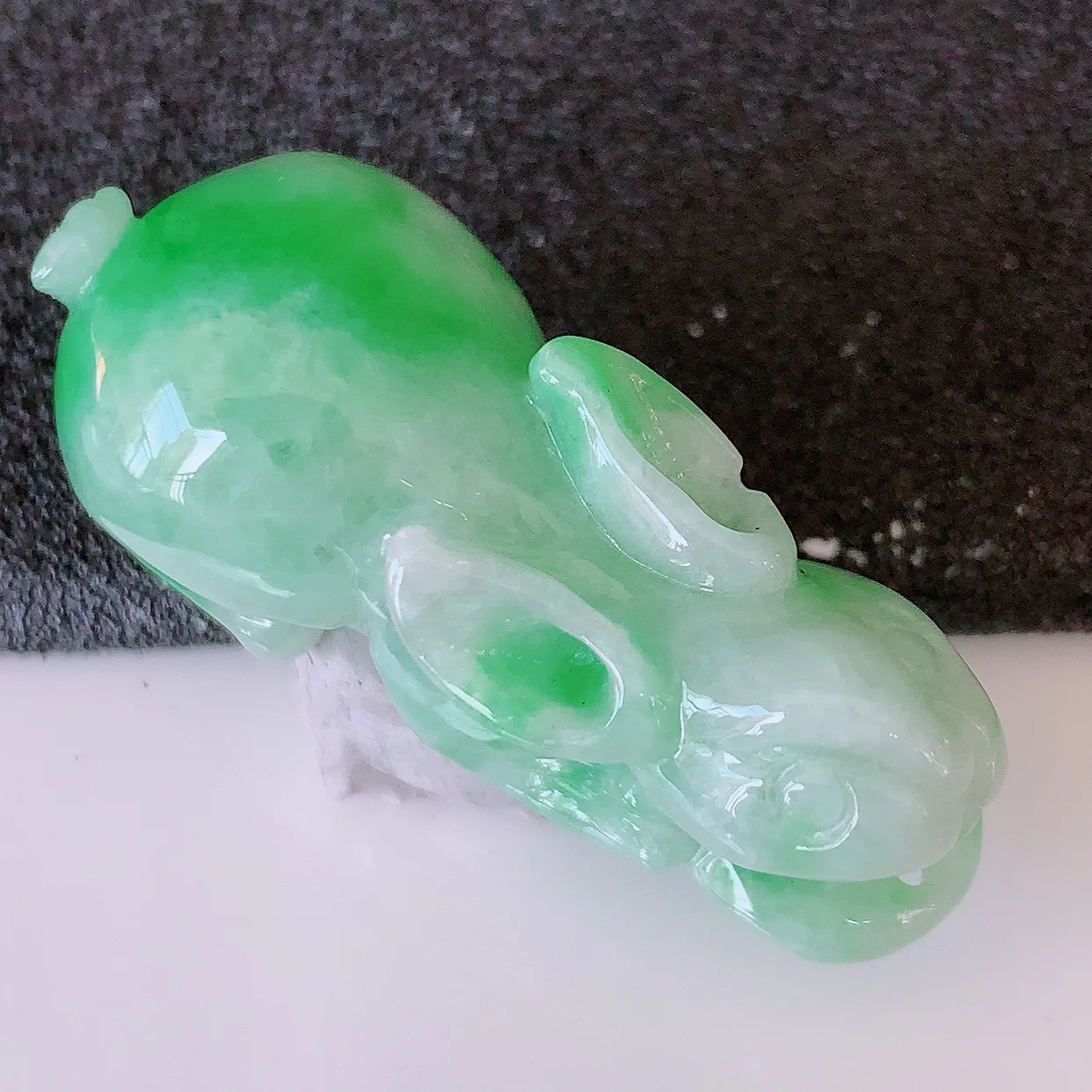 自然光实拍，冰润飘绿翡翠生肖兔吊坠，翠色灵动，种老水足，寓意好，品相佳，佩戴佳品！#87.27