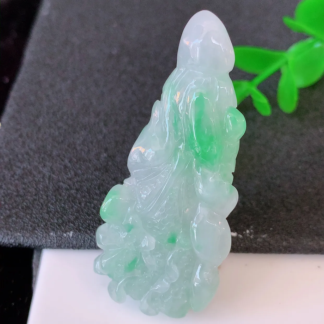 自然光实拍，冰润飘绿翡翠招百财白菜吊坠，百财聚来，财源滚滚，色泽鲜艳，精工水润的白菜，性价比高！#57.25