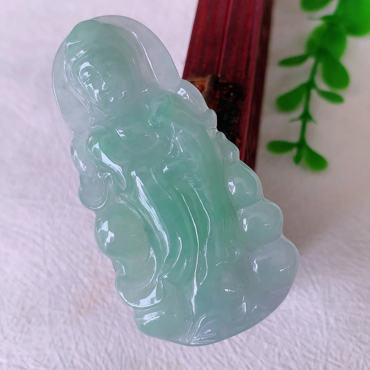 自然光实拍，冰胶飘绿翡翠观音菩萨吊坠，赐福观音，冰透亮泽，美观亮丽，观音面相端庄#57.27