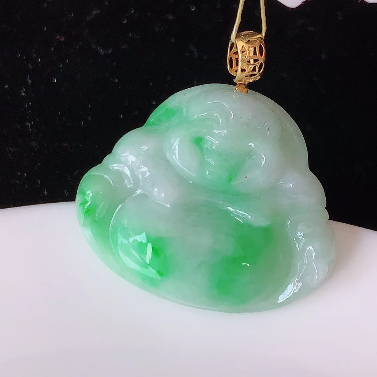 18k金镶嵌飘绿佛公翡翠吊坠，沁人心脾，精致典雅的设计，为佩戴者，增添色彩，送礼自留都是佳品选择！#35.27