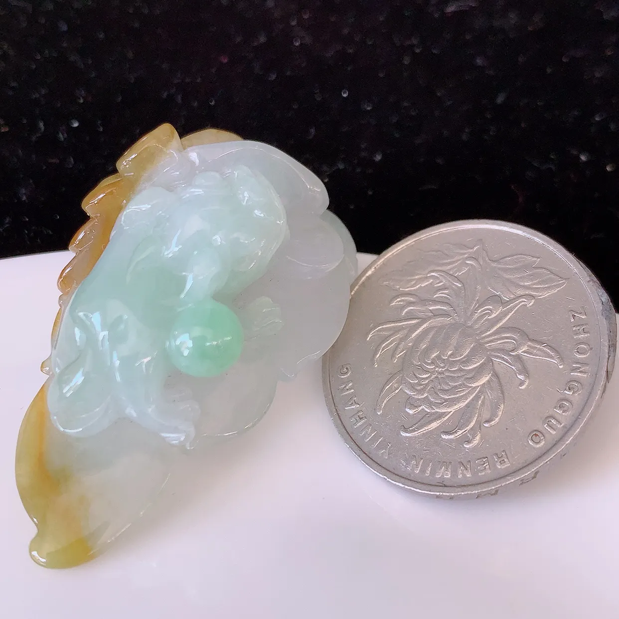 自然光实拍，冰润黄加绿翡翠招财貔貅吊坠，民间有“一摸貔貅运程旺盛，再摸貔貅财运滚滚，三摸貔貅平步青云 ”的美好祝愿。#81.25