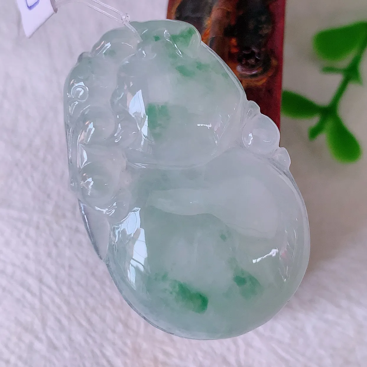 自然光实拍，冰种飘花葫芦吊坠，寓意福禄双全，财源滚滚，清新脱俗，佩戴效果优雅迷人！#49.27