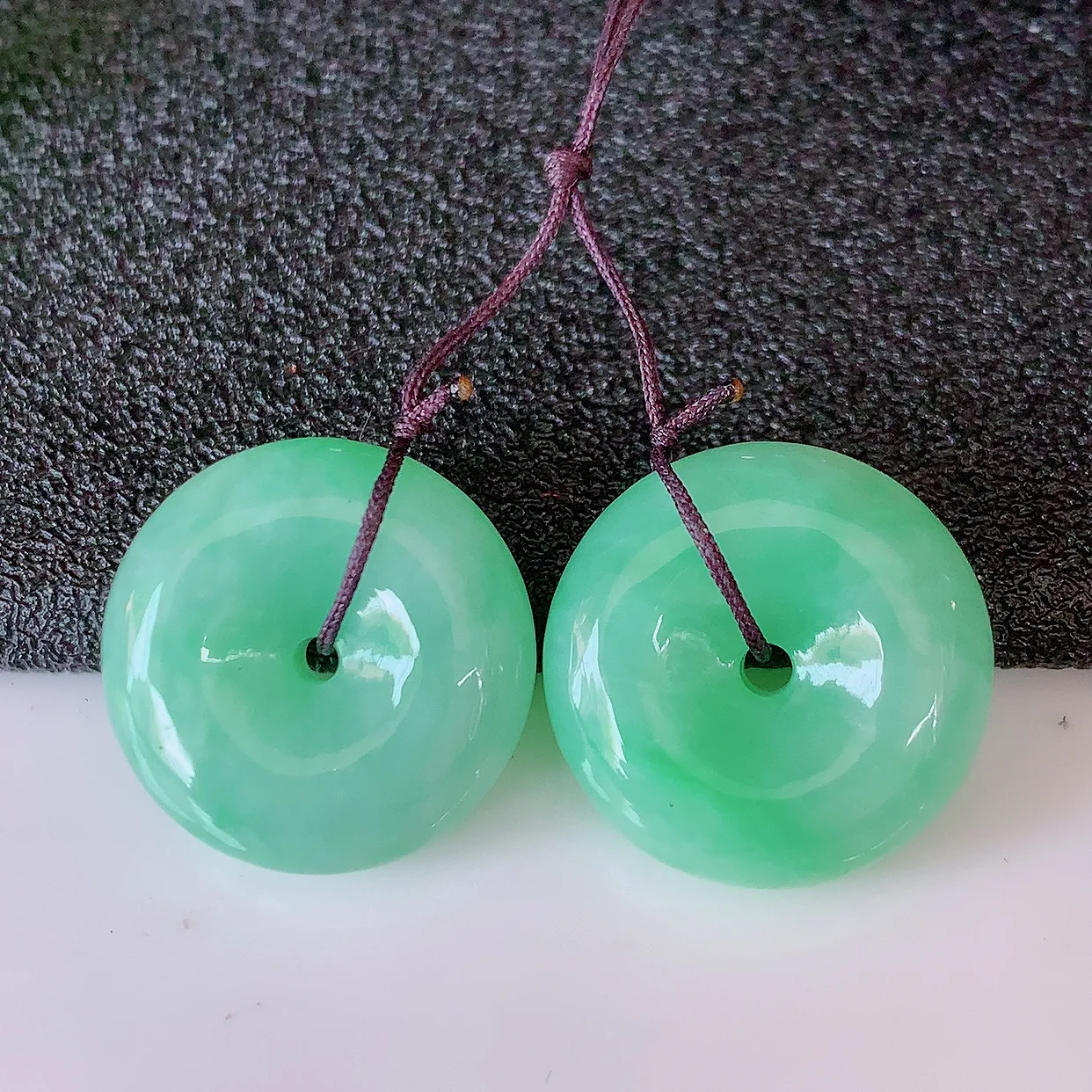 自然光实拍，满绿翡翠一对平安扣耳坠，翠色灵动，玉质细腻，颜色漂亮，品相佳，佩戴佳品！配图银线 #49.27尺寸15.5*5.8