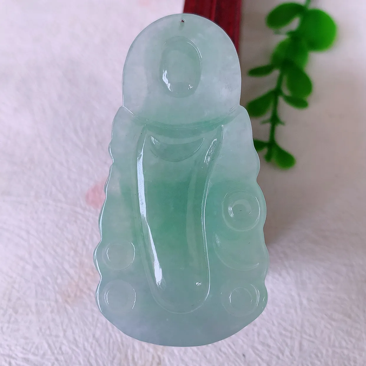 自然光实拍，冰胶飘绿翡翠观音菩萨吊坠，赐福观音，冰透亮泽，美观亮丽，观音面相端庄#57.27