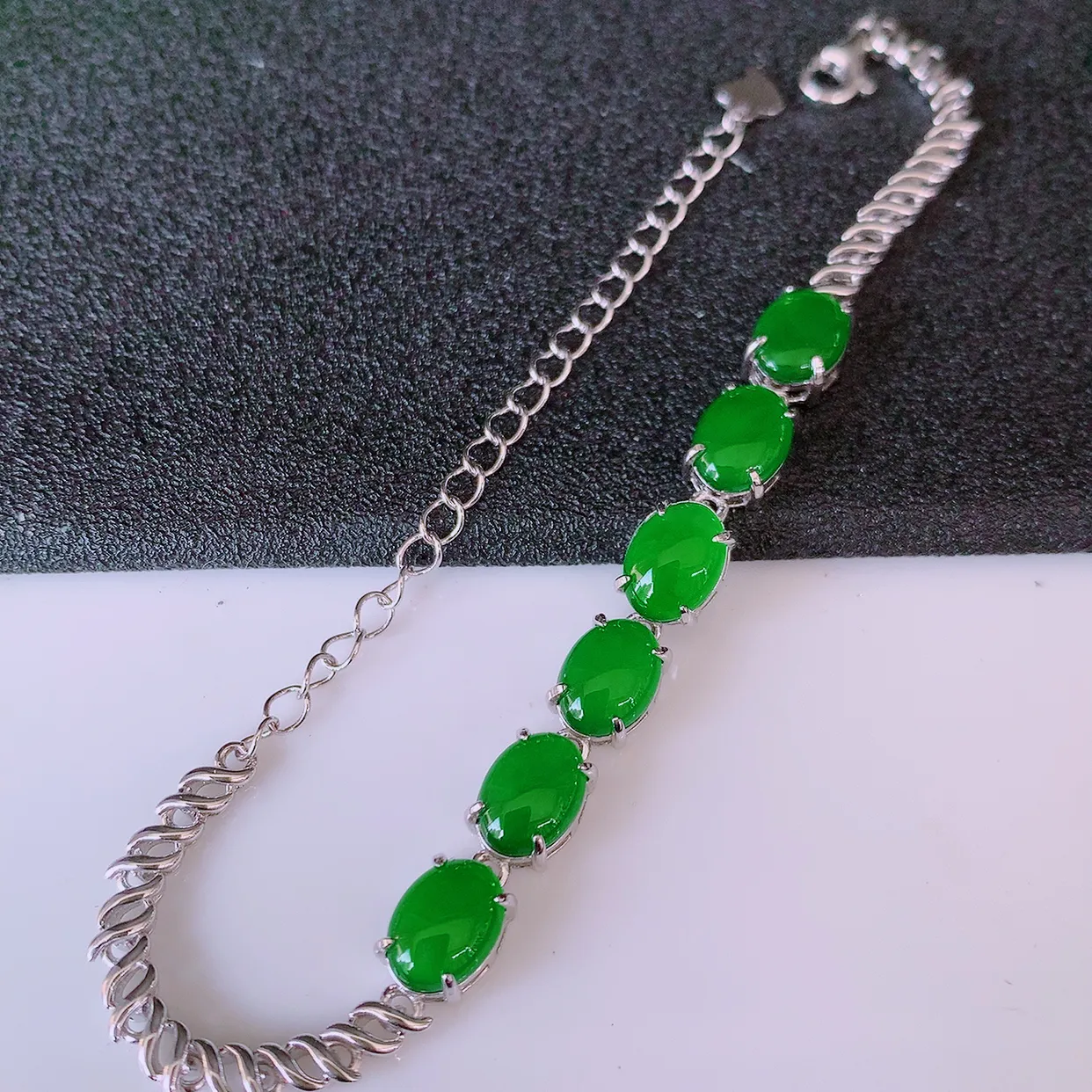 冰透满绿翡翠925银镶嵌手链，自然光实拍，翠色灵动，颜色漂亮，种老水足，品相佳，佩戴佳品！#97.27取一整体8.2*6*4.6裸裸8.2*6