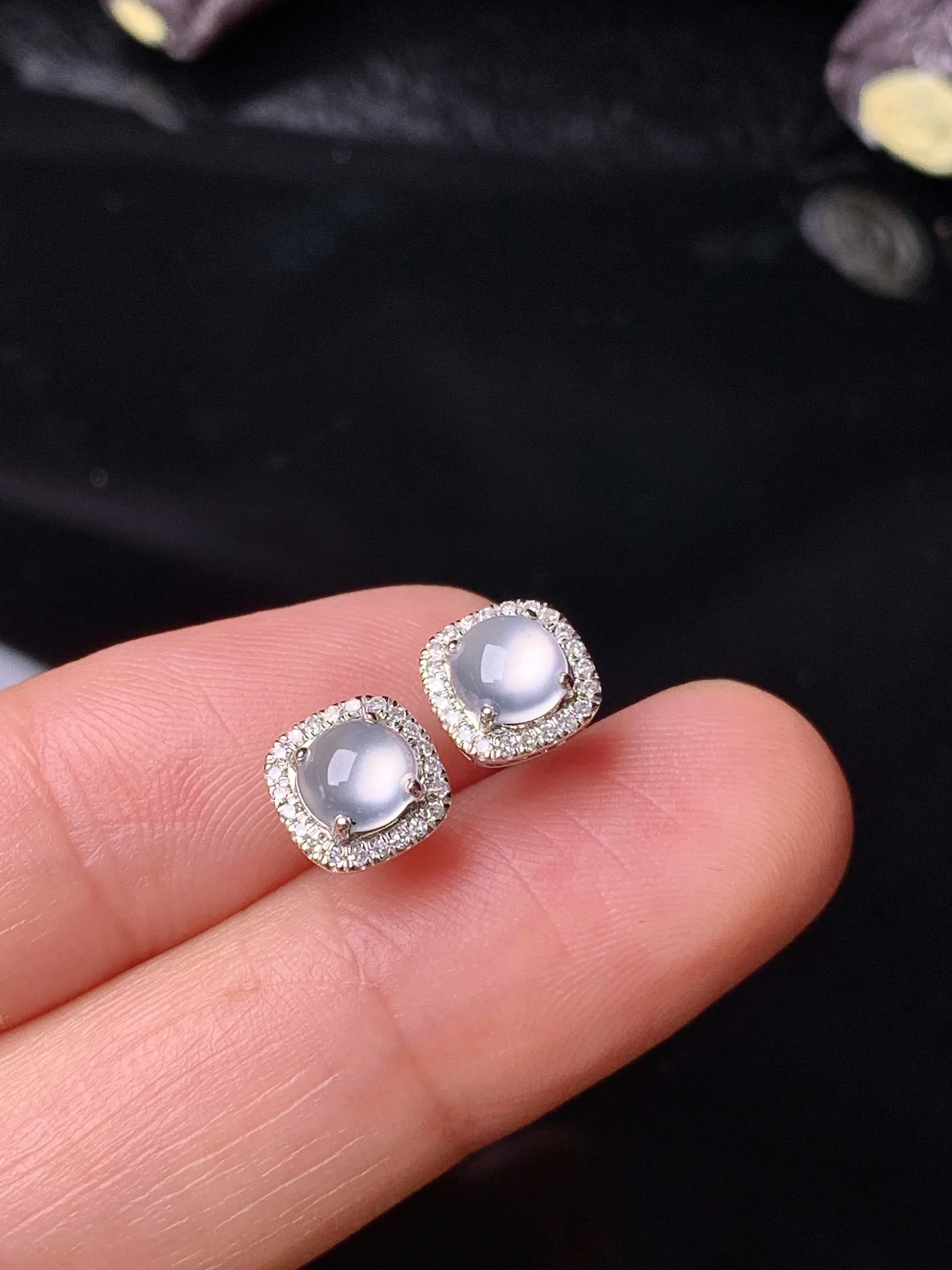 18k金钻镶嵌冰种蛋面耳钉 玉质细腻 色泽艳丽清新 整体尺寸7*4