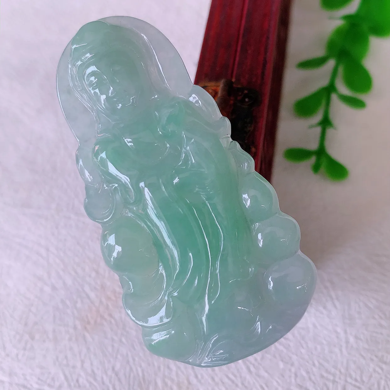 自然光实拍，冰胶飘绿翡翠观音菩萨吊坠，赐福观音，冰透亮泽，美观亮丽，观音面相端庄#57.27