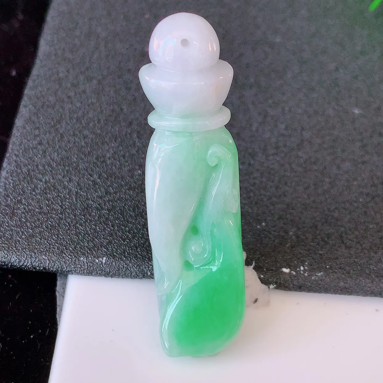 自然光实拍，冰润飘绿翡翠掌上明珠吊坠，种老水足，雕工精湛 ，寓意美好，佩戴时尚出众！#46.25