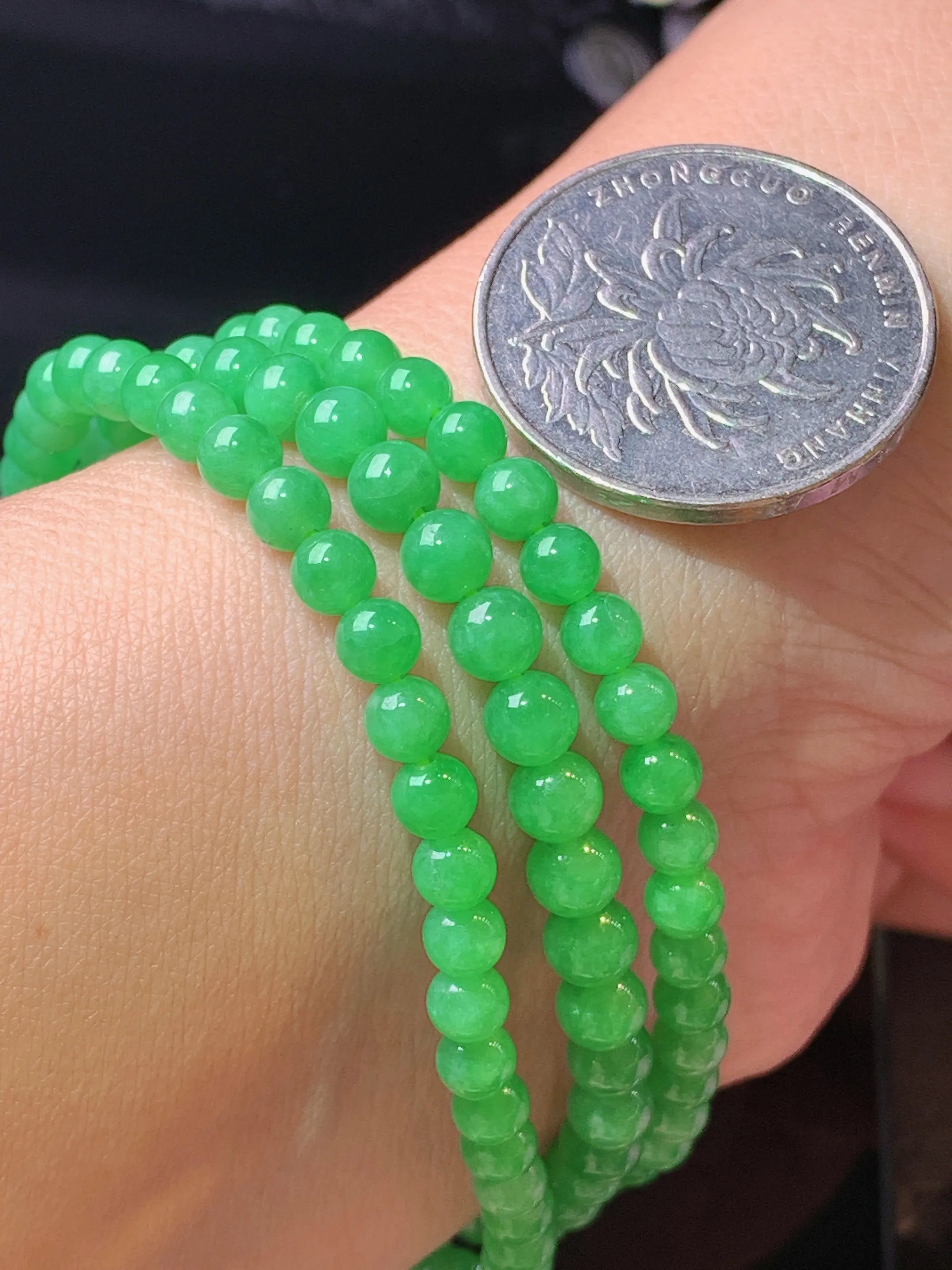 翠绿圆珠项链 玉质细腻 色泽艳丽清新 整体尺寸4.6