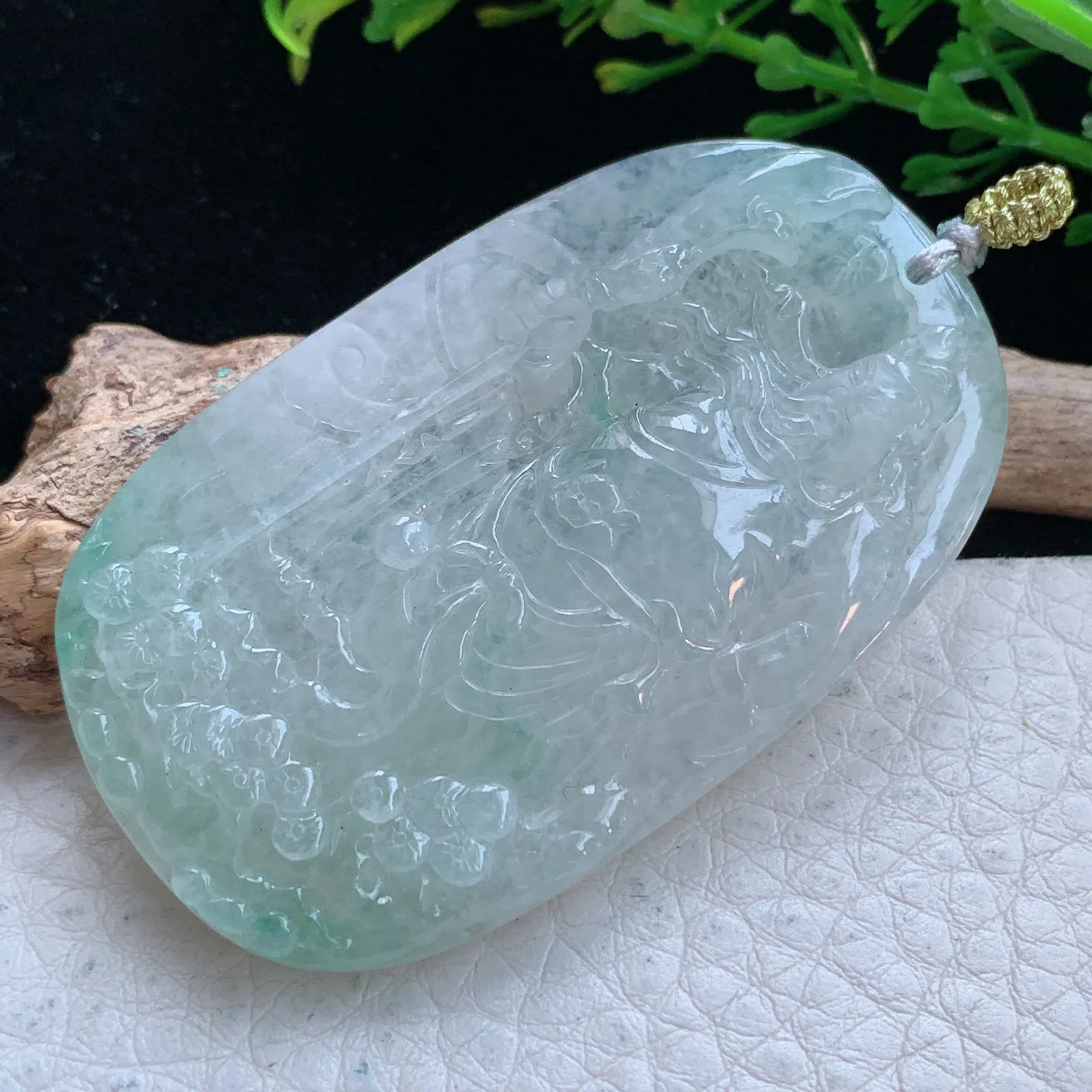 rp自然光56*33.8*6.8缅甸翡翠精雕清新冰润关二爷 关公玉吊坠 玉挂件