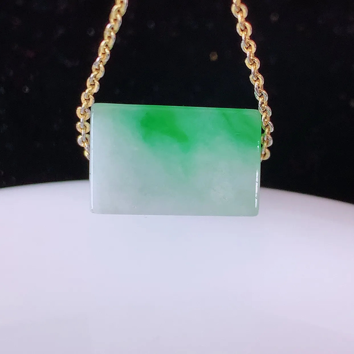 自然光实拍，冰润飘绿翡翠路路通吊坠，寓意好运连连，路路畅通，经典款式，财运滚滚，路路通，佩戴效果更好！配图银链子#05.27