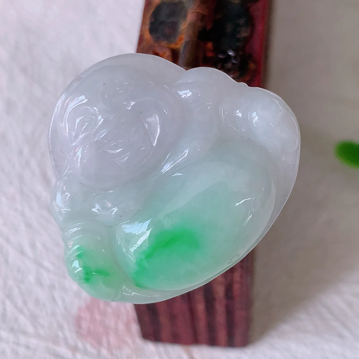 自然光实拍，冰润飘绿翡翠佛公吊坠，笑口常开，佛公在心中，一生平安幸福，佛公翠色迷人，佩戴佳品！#57.27