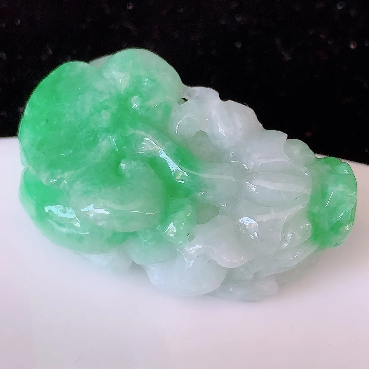 自然光实拍，精雕飘绿翡翠招财貔貅吊坠，民间有“一摸貔貅运程旺盛，再摸貔貅财运滚滚，三摸貔貅平步青云 ”的美好祝愿。#81.25