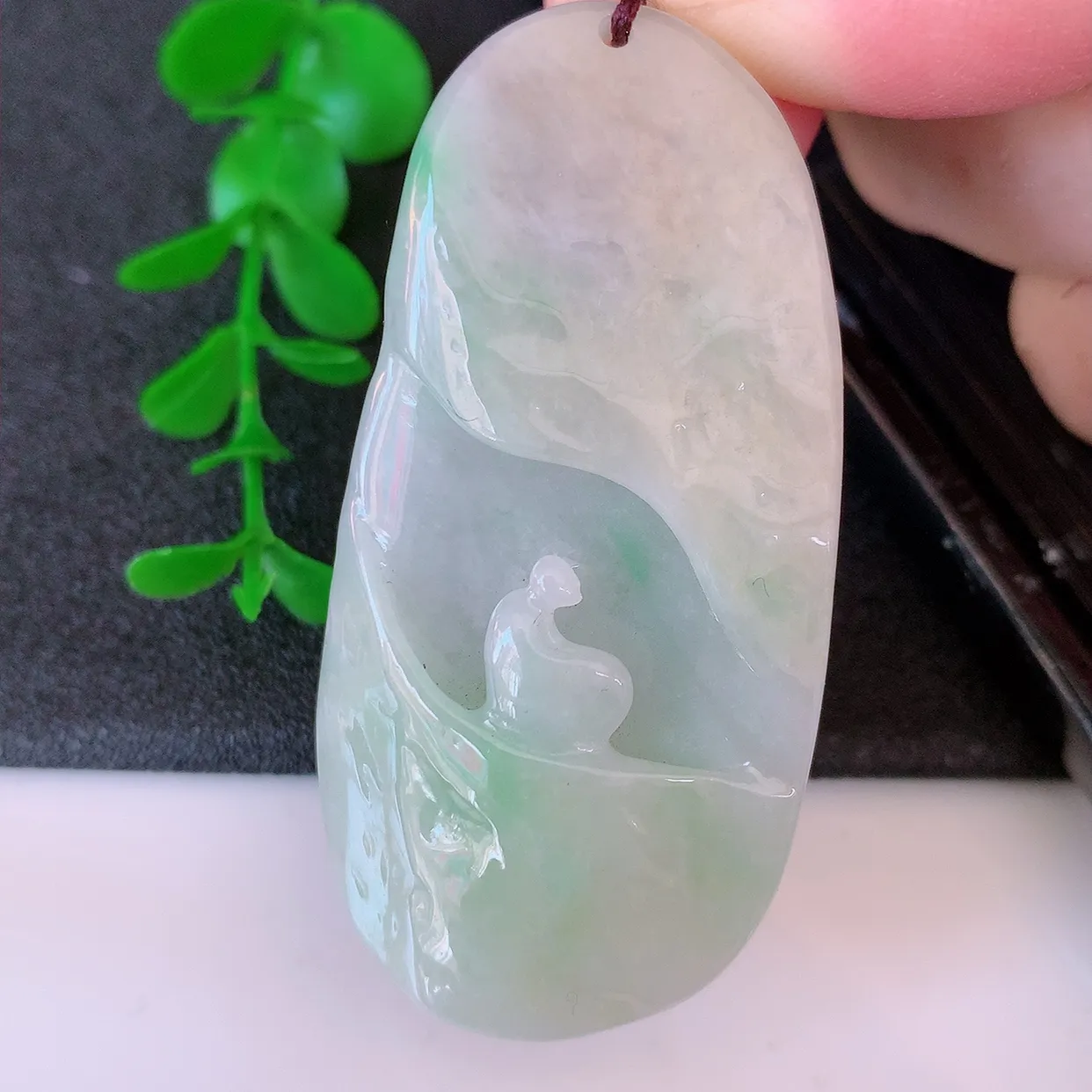 自然光实拍，特色黄加绿翡翠悟道吊坠，翡翠悟道寓意“祥和，安宁，吉祥，幸福”，佩戴效果优雅迷人，性价比超高！#60.25