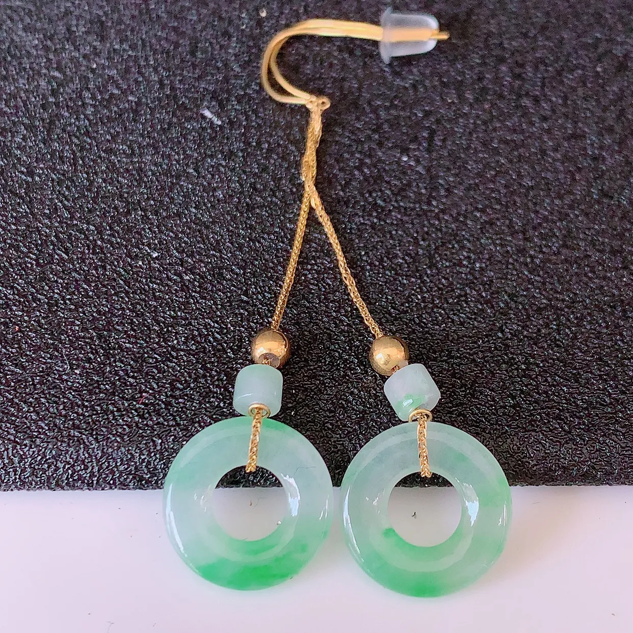 18k金镶嵌冰种飘绿翡翠平安扣耳坠，沁人心脾，耳坠佩戴效果大气出众，尽显气质。种水好，胶感足，颜相当