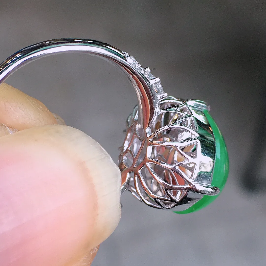 阳绿蛋面戒指，色泽均匀艳丽，玉质细腻，荧光感超
强，饱满圆润，尽显优雅气质，18k
金豪华镶嵌