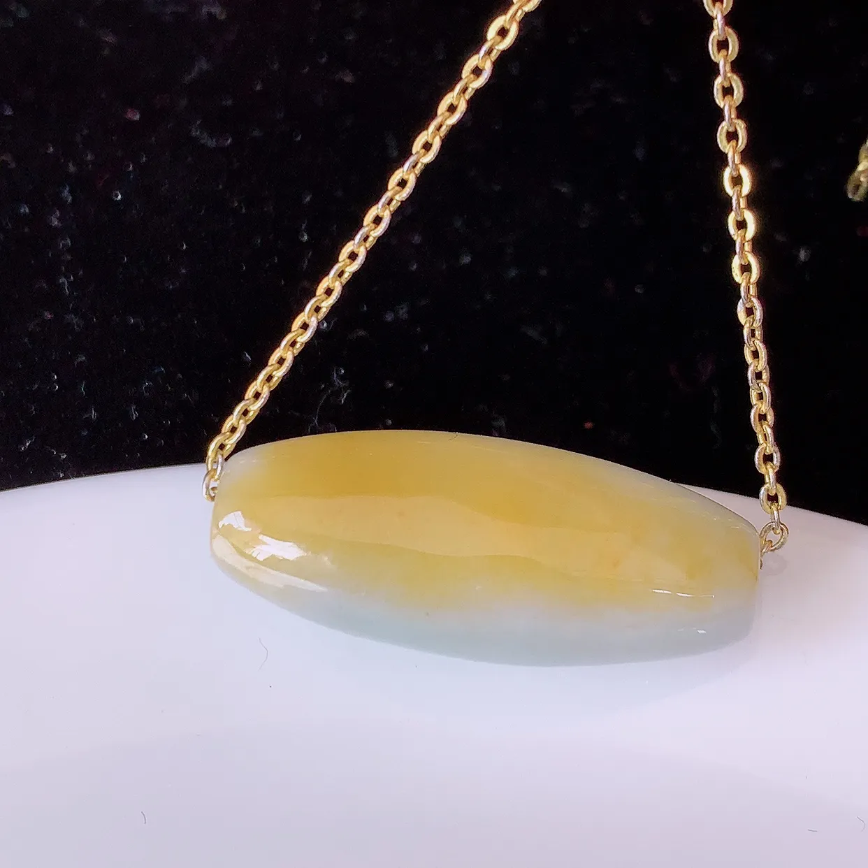 自然光实拍，冰润黄翡双彩翡翠路路通吊坠，寓意时来运转、财源滚滚，款式新颖时尚，日常百搭的款！配图银链#94.27