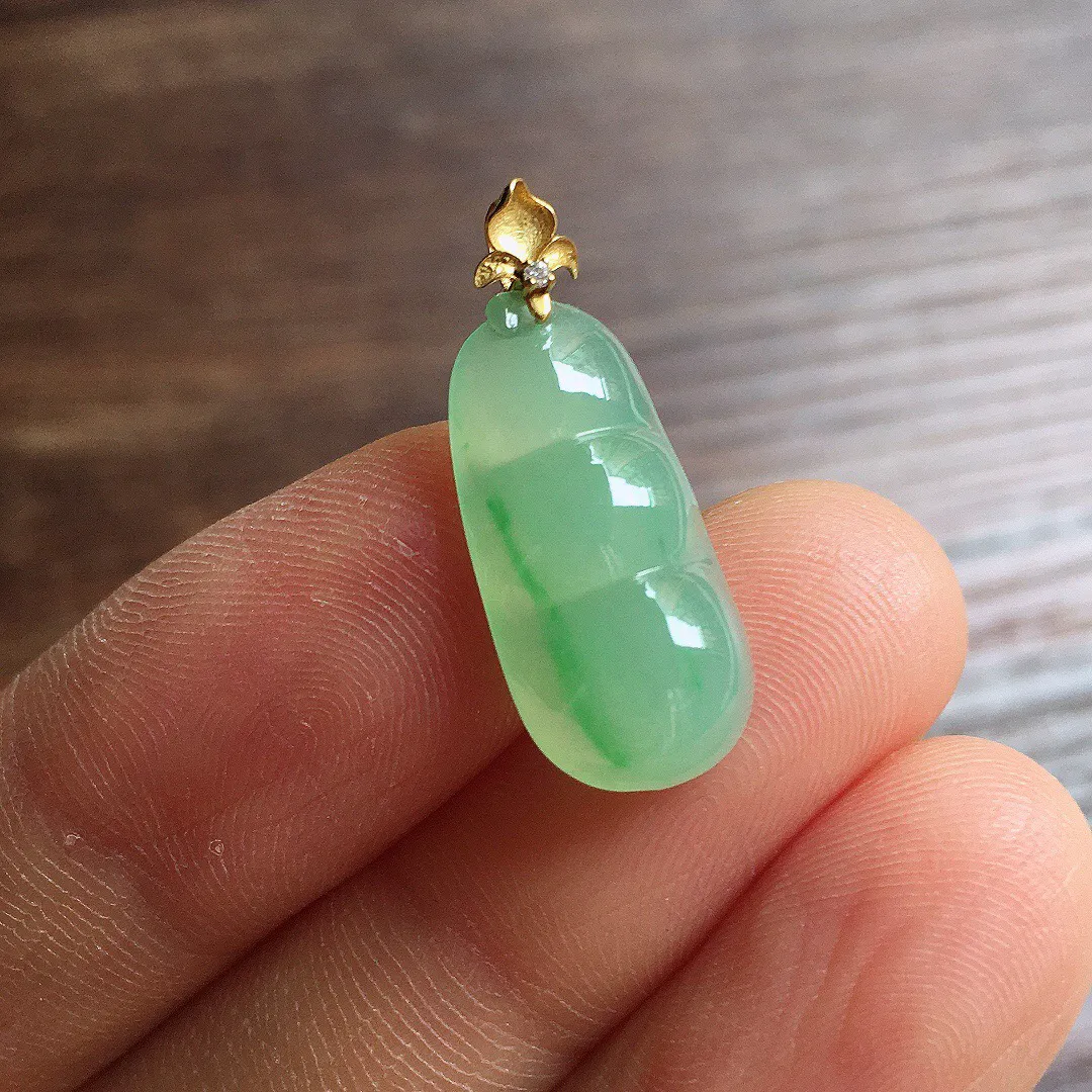 冰果绿福豆吊坠，18k金扣头，冰润细腻，色甜，种水足，001 尺寸23*9.2*5.3