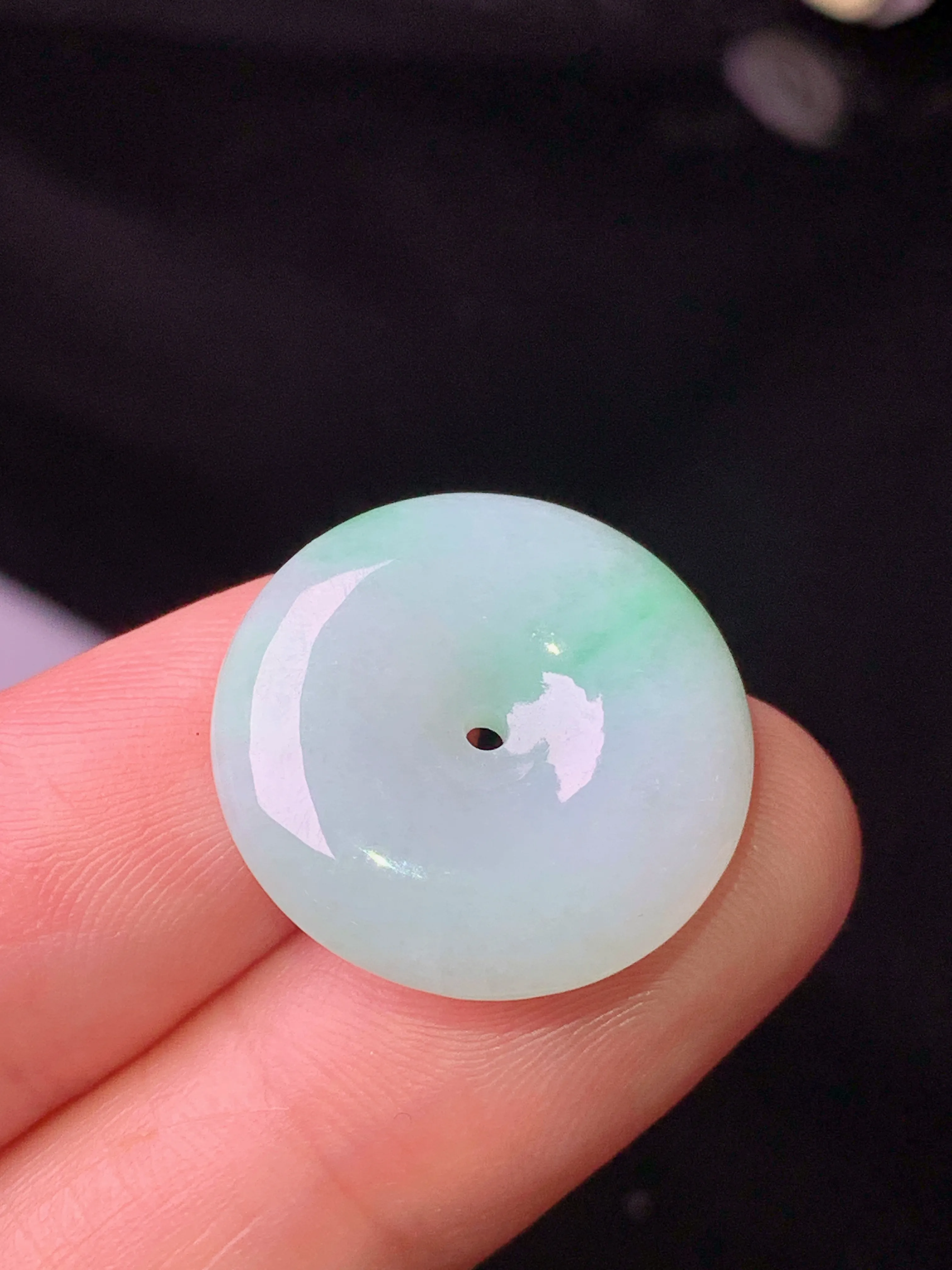 飘绿平安扣吊坠 玉质细腻 色泽艳丽清新 整体尺寸20*5.2