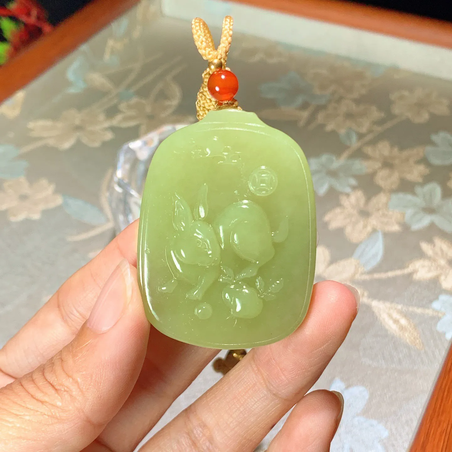 新疆若羌黄口料前途无量兔子牌子挂件。尺寸48/36/13重47克。玉质细腻油润。手推出油。佩戴高端典雅。lt251127