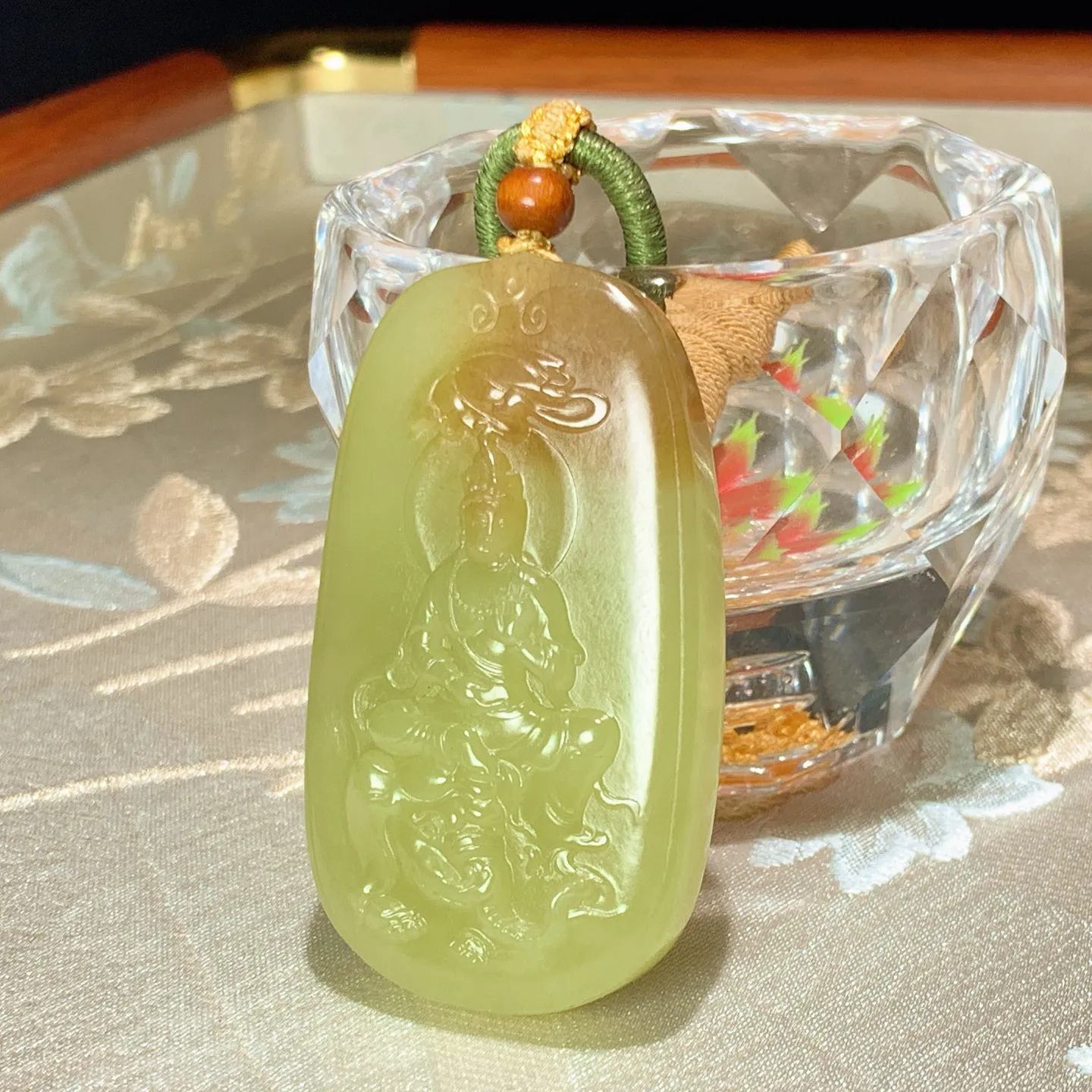 新疆若羌黄口料普贤菩萨牌子挂件。尺寸54/30/11重39.5克。玉质细腻油润。手推出油。佩戴高端典