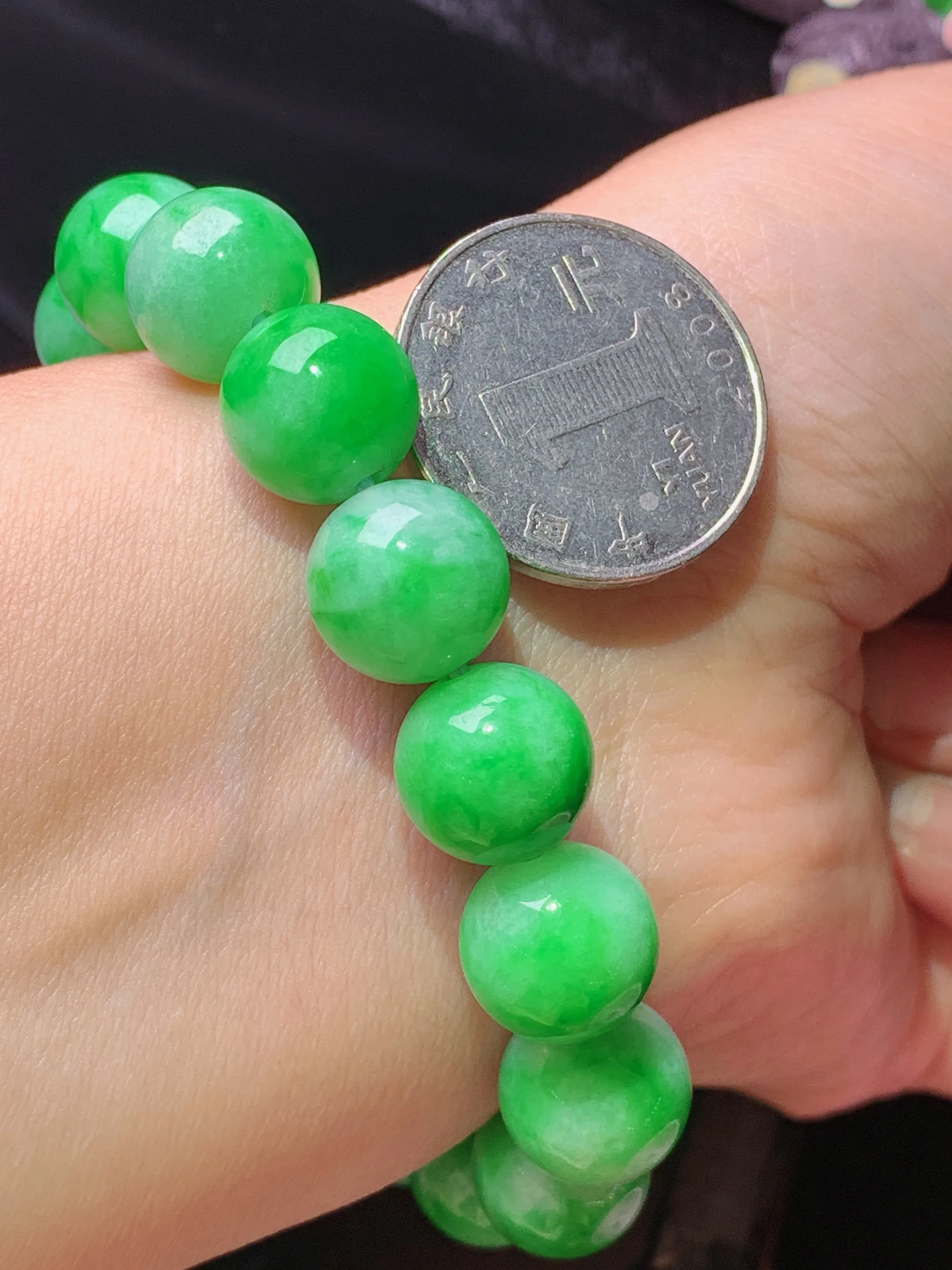 果绿圆珠手链 玉质细腻 色泽艳丽清新 整体尺寸11.8