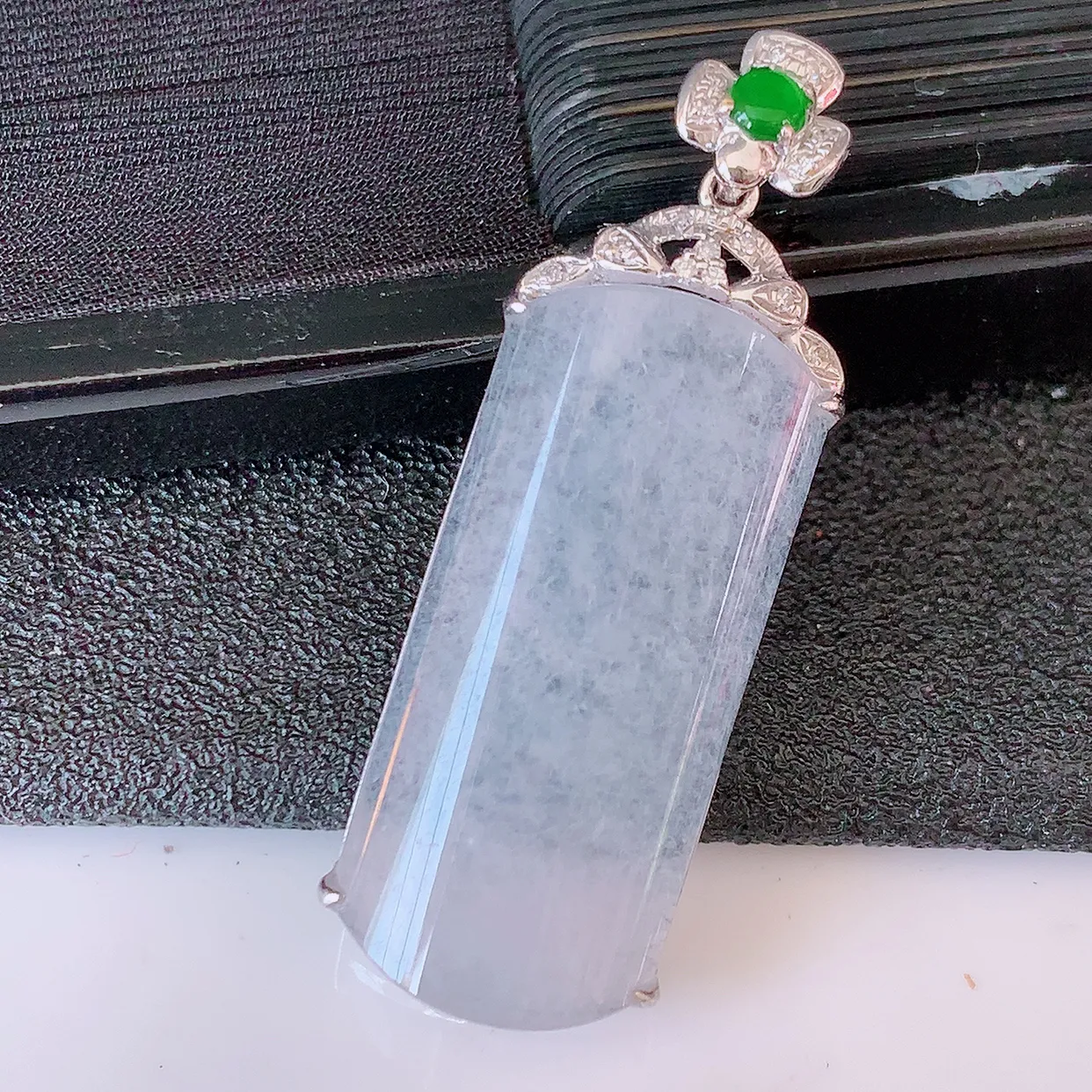 自然光实拍，18K金镶嵌冰种翡翠平安无事牌吊坠，翡翠无事牌，平平安安，无事牌翠色灵动，佩戴平安时尚！