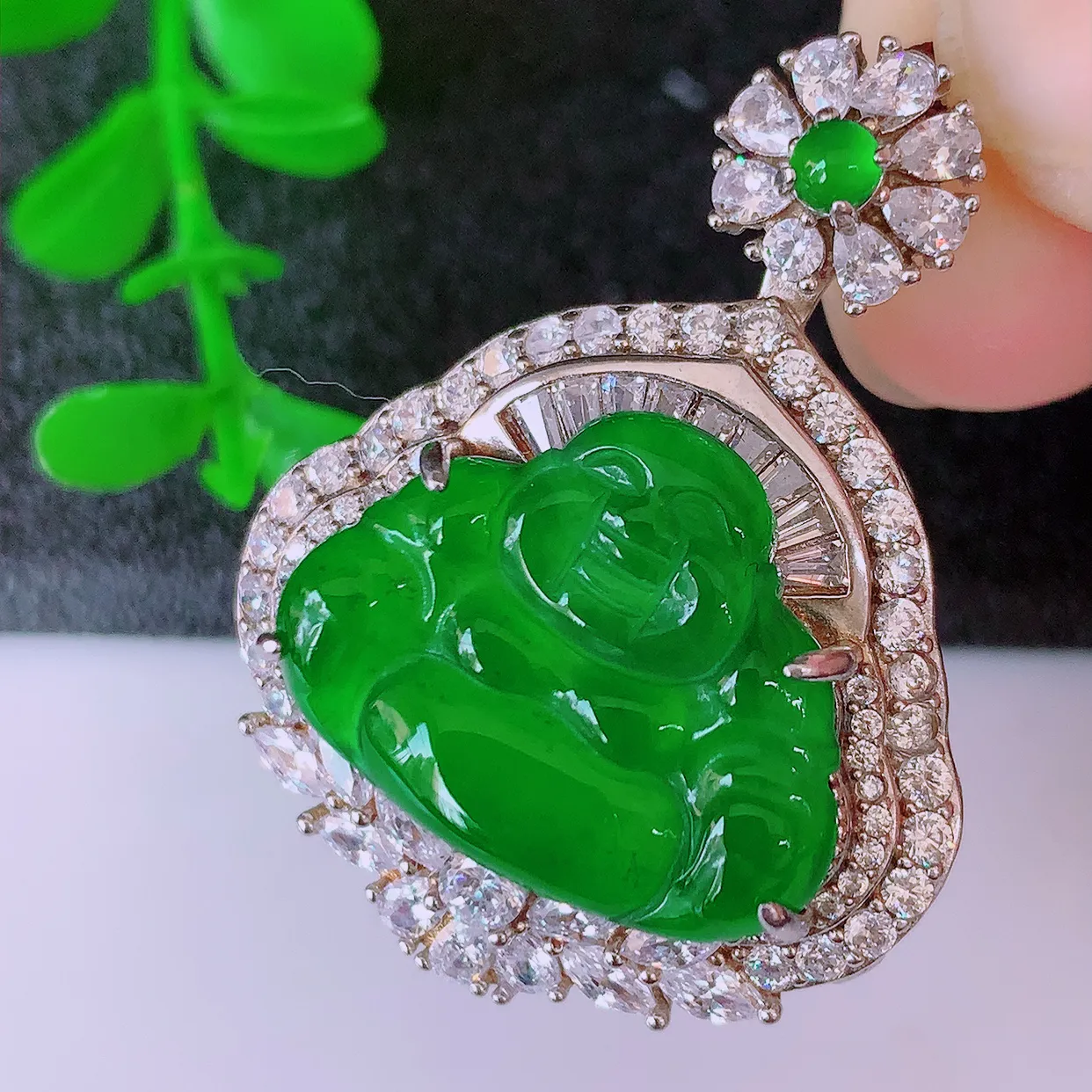 冰透满绿翡翠925银镶嵌佛公吊坠，自然光实拍，翠色灵动，颜色漂亮，种老水足，品相佳，佩戴佳品！#97.27整体33.5*26.5*12.8裸裸20/15.5