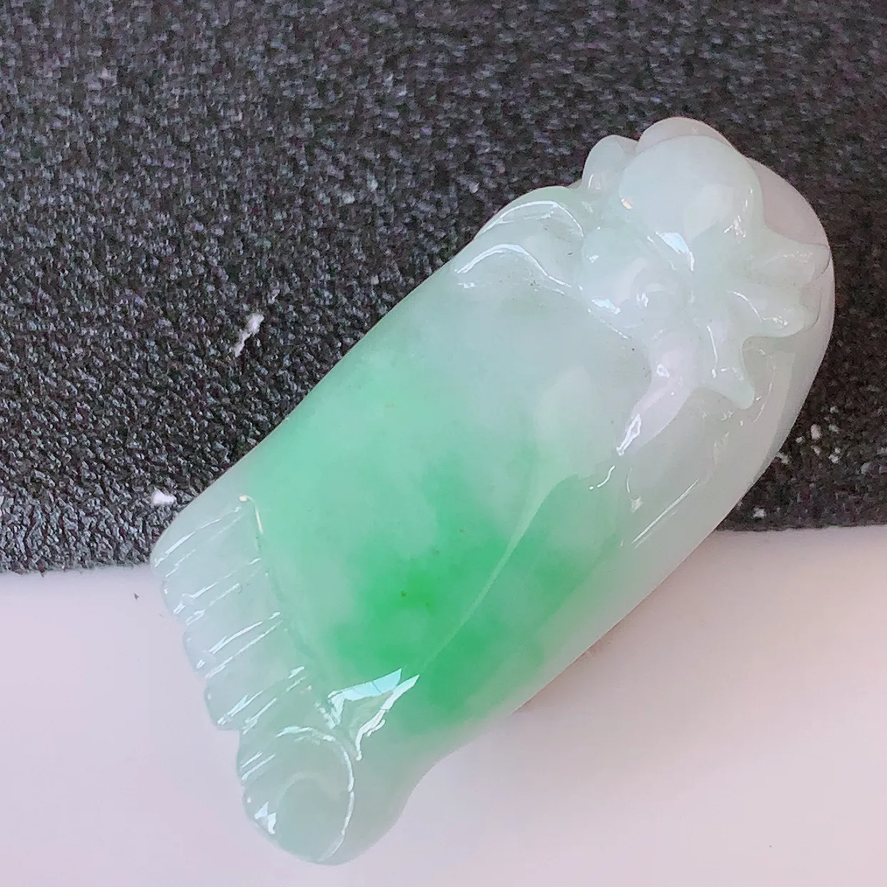 自然光实拍，冰润飘绿翡翠知足常乐吊坠，种老水足，雕工精湛 ，寓意美好，佩戴时尚出众！#87.27