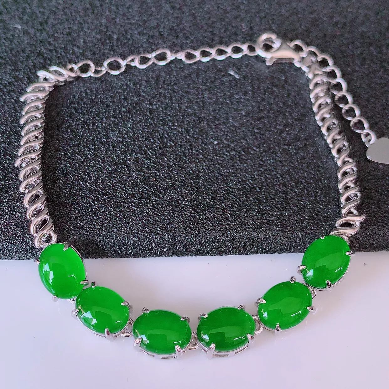 冰透满绿翡翠925银镶嵌手链，自然光实拍，翠色灵动，颜色漂亮，种老水足，品相佳，佩戴佳品！#97.27取一整体8.2*6*4.6裸裸8.2*6