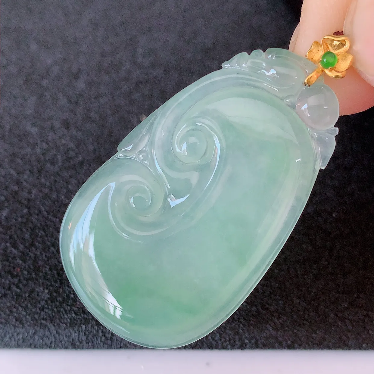 18K金镶嵌冰种飘花翡翠如意吊坠，简单的镶嵌设计、让玉坠百搭又精致，寓意着吉祥，事事如意！#41.27整体43.5裸裸38.5-23.5-3.8