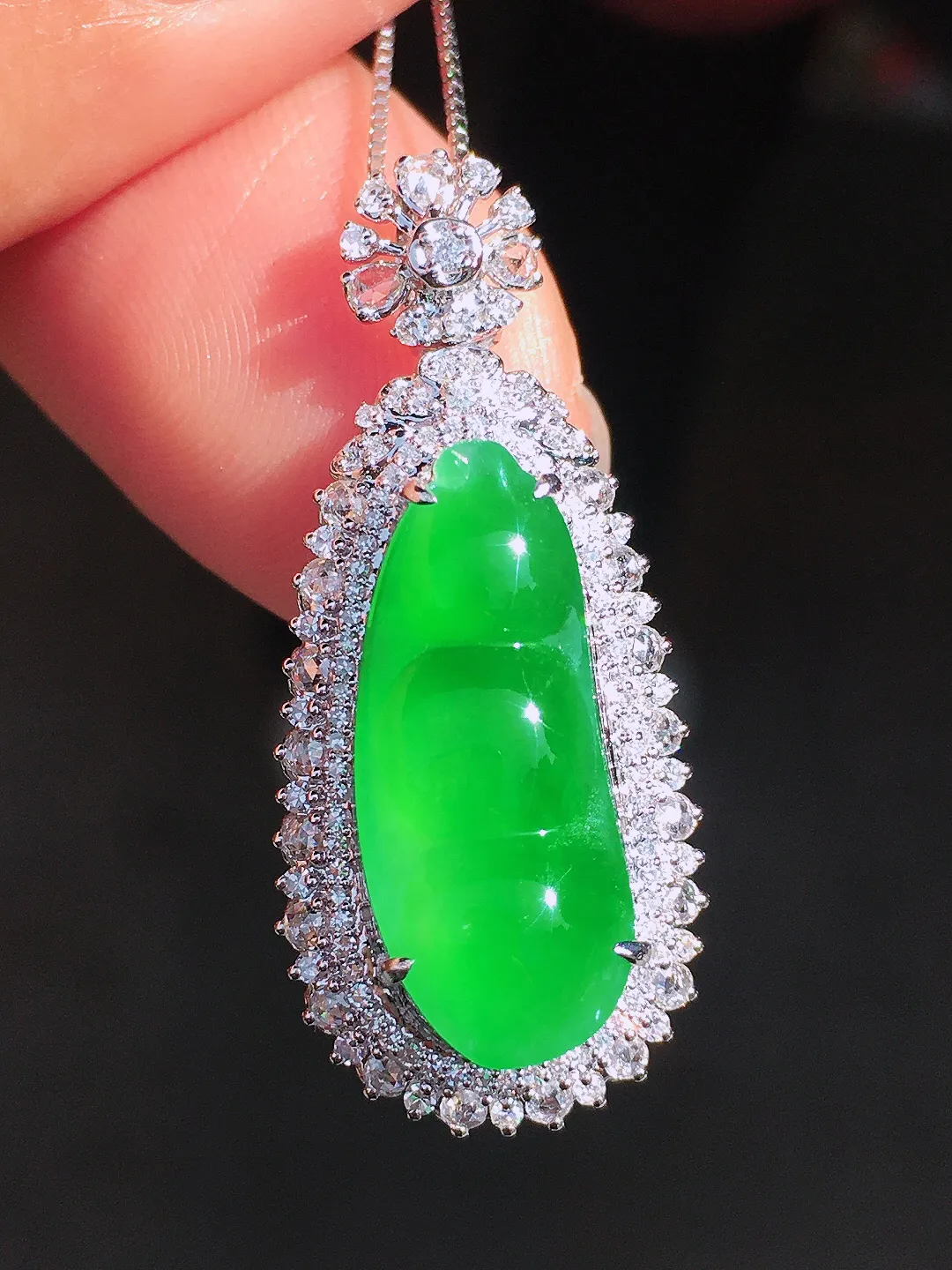 阳绿福豆吊坠，色泽均匀艳丽，玉质细腻，荧光感超
强，饱满圆润，尽显优雅气质，18k
金豪华镶嵌