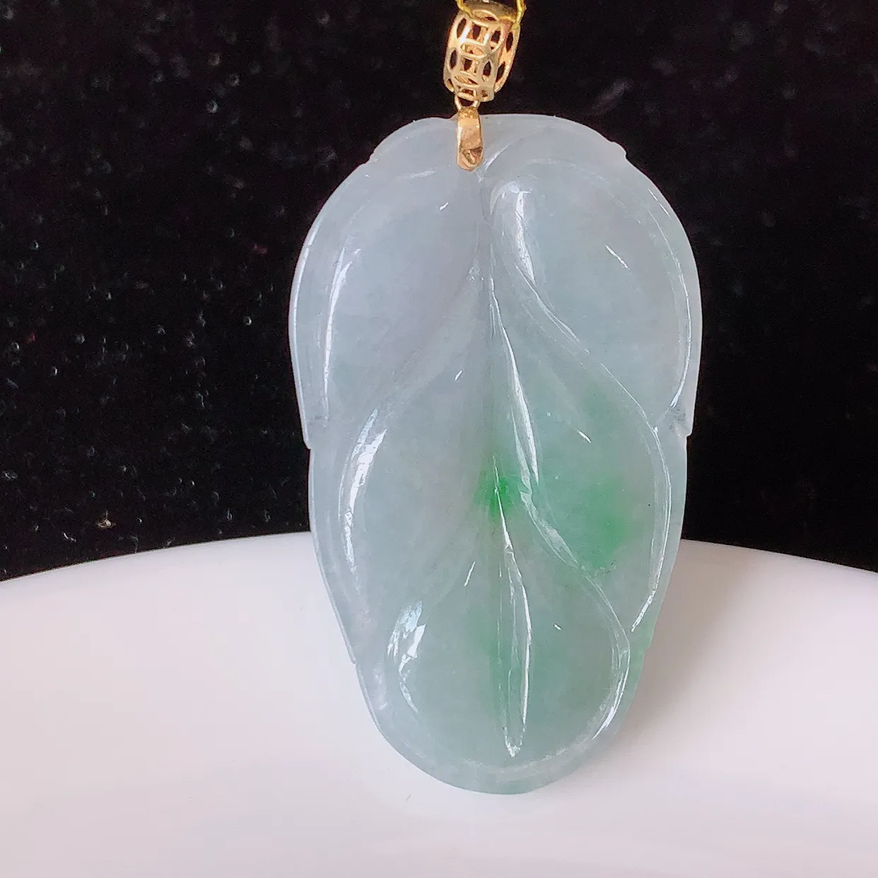 18K金镶嵌冰春带彩翡翠叶子吊坠 ，种水足，色泽清新，工艺精湛，叶子寓意美好；金枝玉叶，事业有成。#35.27