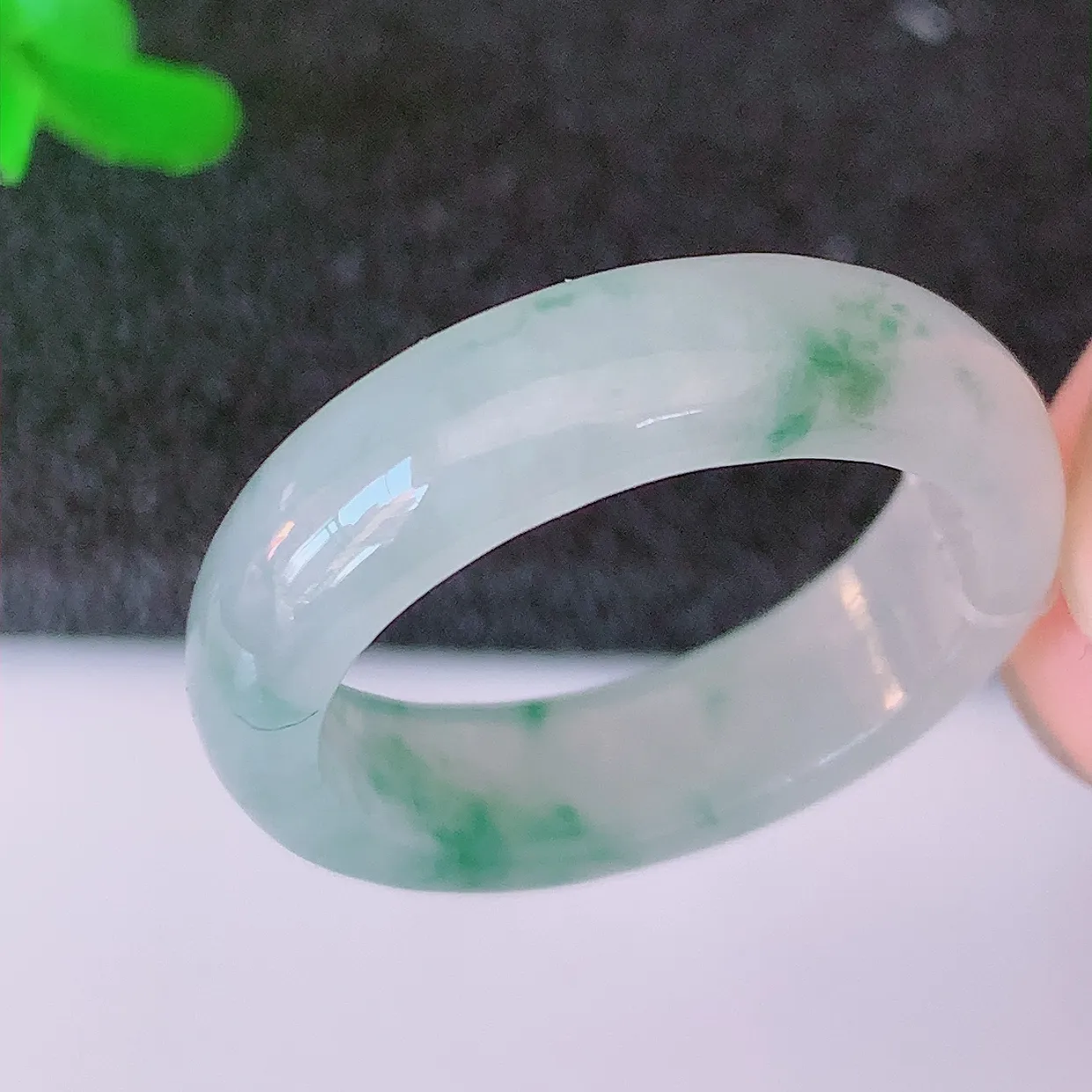 自然光实拍，19mm内径冰种飘花翡翠指环，玉戒指，玉质莹润，好精美好冰润的指环，19圈口，上手纤巧！#49.25尺寸19-5.8*3