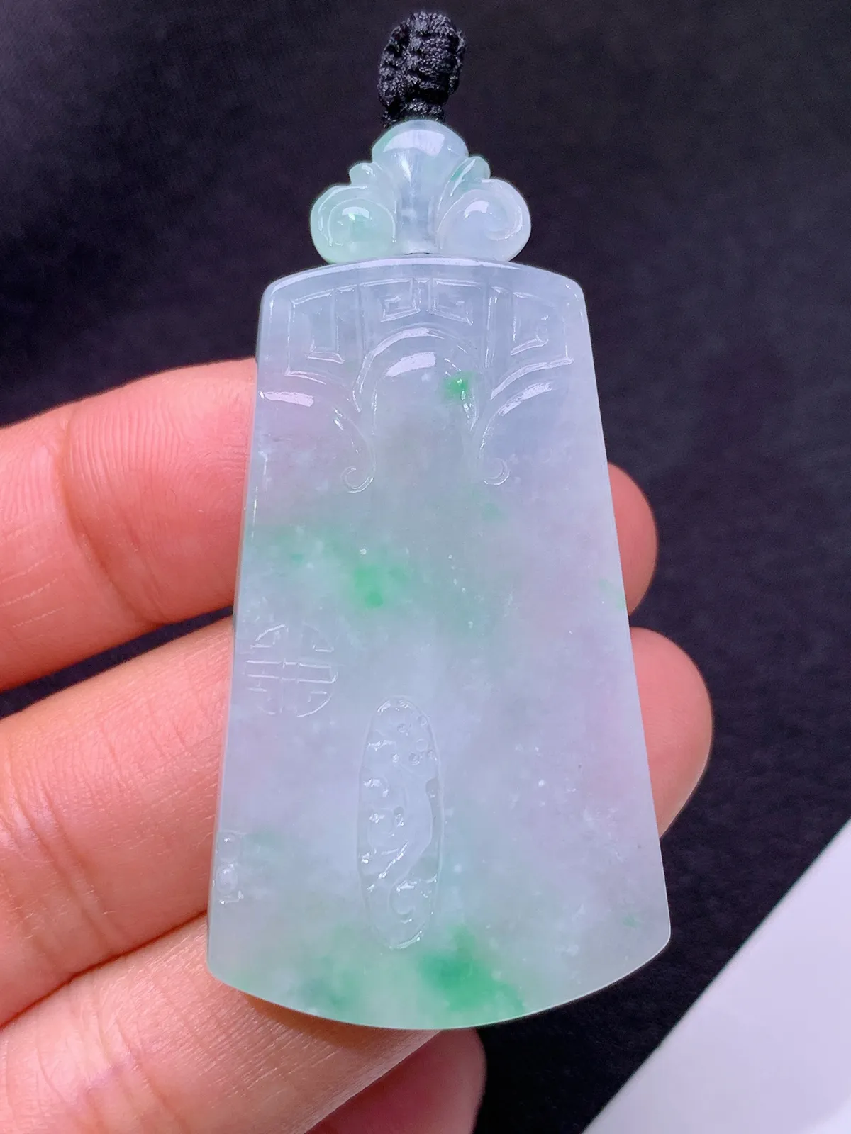 冰飘绿无事牌，冰润色阳，玉质细腻，种水足 尺寸43.6*26.4*5.1