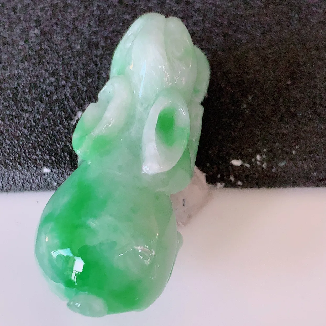 自然光实拍，冰润飘绿翡翠生肖兔吊坠，翠色灵动，种老水足，寓意好，品相佳，佩戴佳品！#87.27