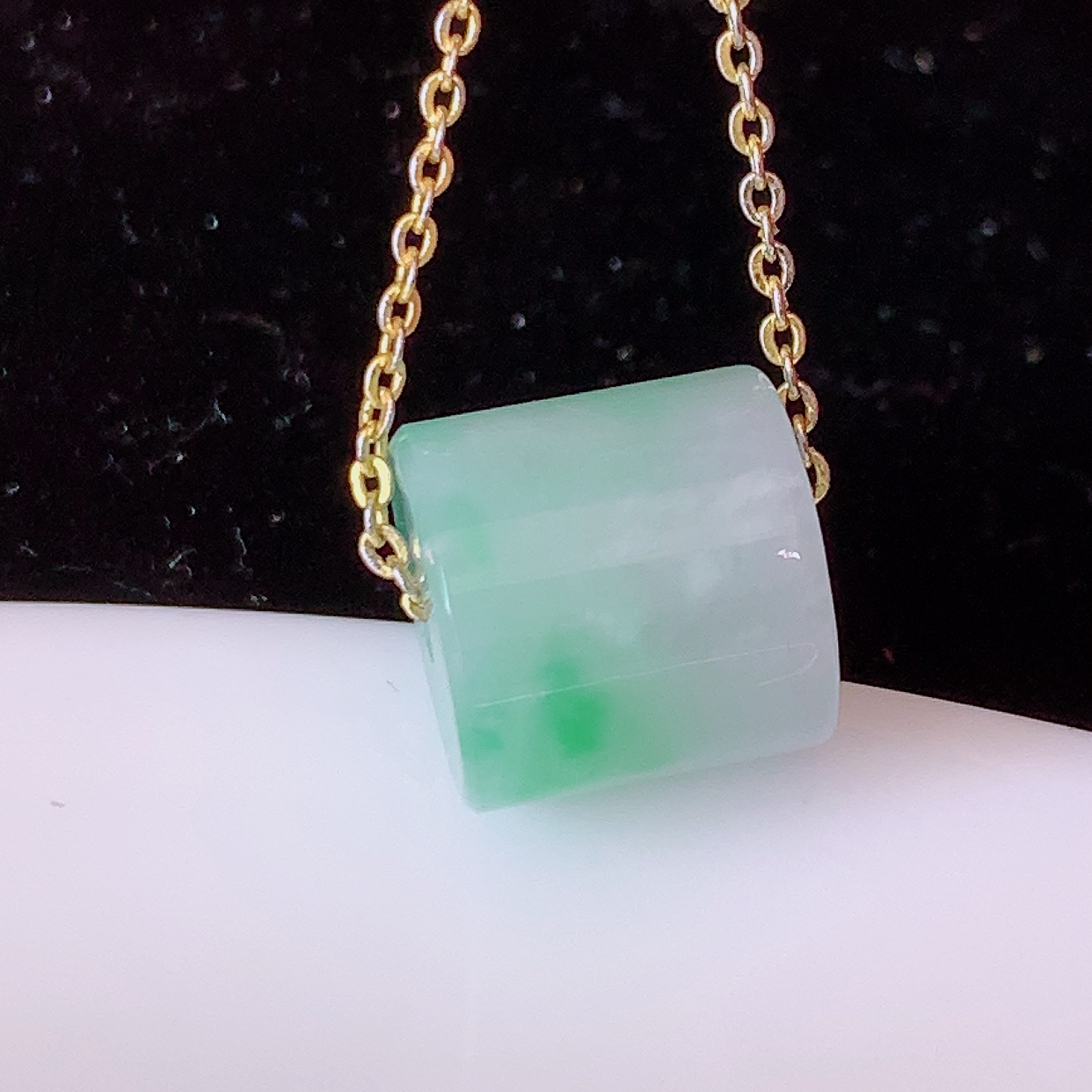 自然光实拍，冰润飘绿翡翠路路通吊坠，寓意时来运转、财源滚滚，款式新颖时尚，日常百搭的款！配图银链#05.25