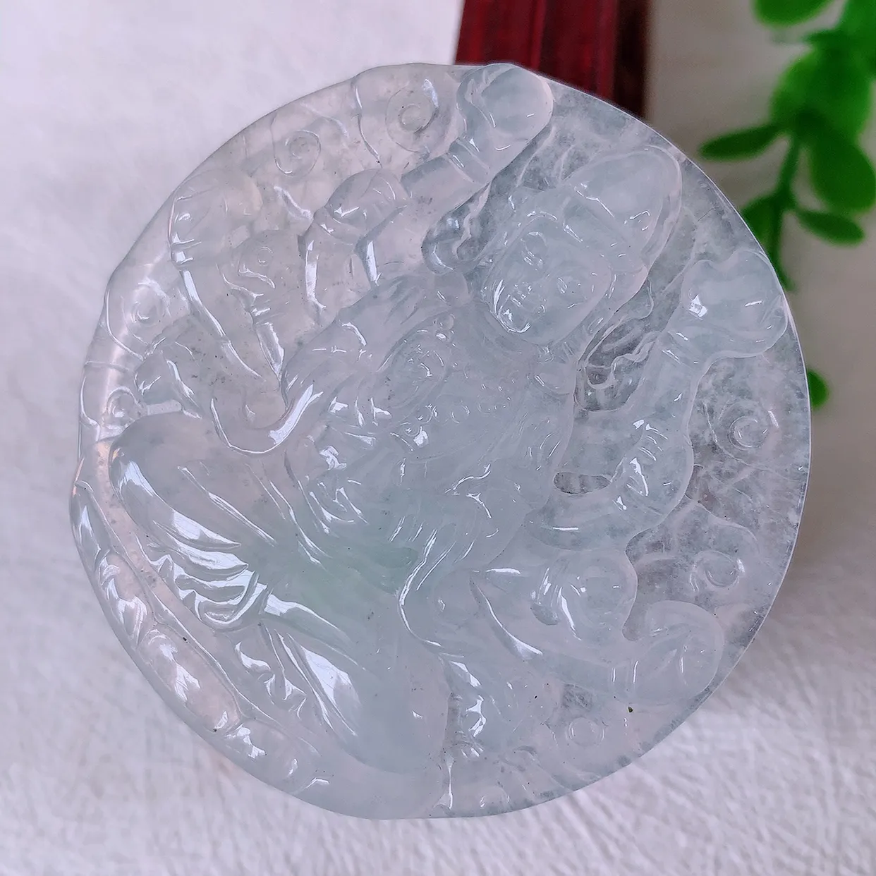 自然光实拍，冰种翡翠千手观音菩萨吊坠，冰透亮泽，美观亮丽，观音面相端庄#57.27