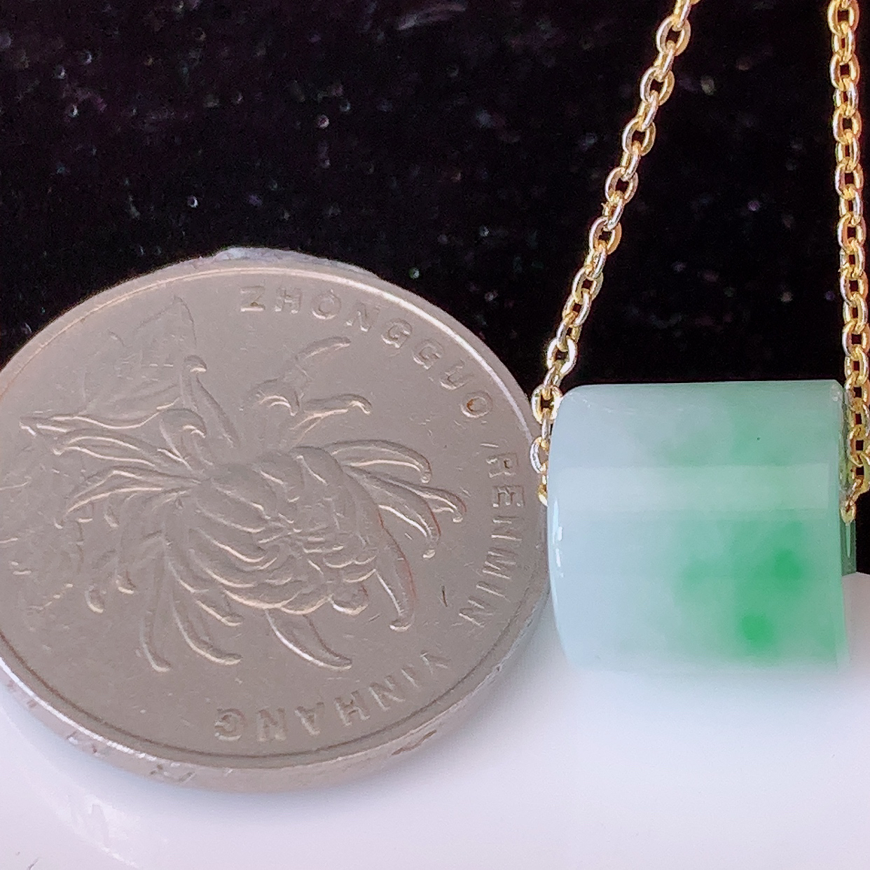 自然光实拍，冰润飘绿翡翠路路通吊坠，寓意时来运转、财源滚滚，款式新颖时尚，日常百搭的款！配图银链#05.25