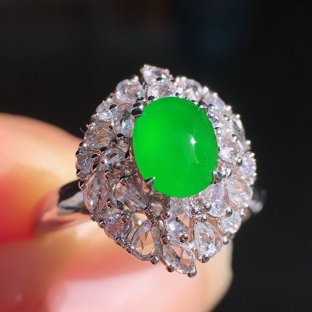 阳绿蛋面戒指，色泽均匀艳丽，玉质细腻，荧光感超
强，饱满圆润，尽显优雅气质，18k
金豪华镶嵌