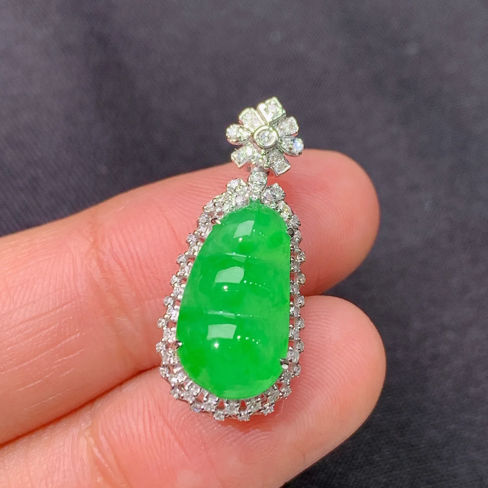 阳绿福豆吊坠，18k金镶嵌，色泽鲜阳，冰润细腻，种水足 尺寸24.7*10.7*8.4